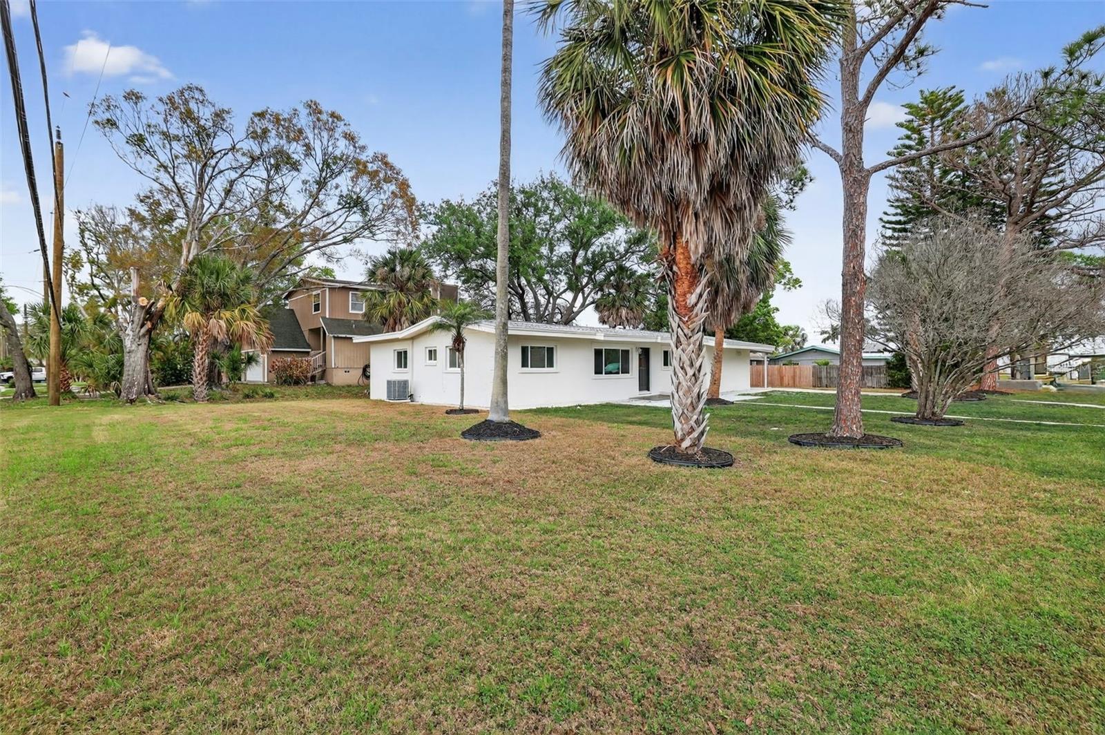 Listing photo id 25 for 695 Sunset Dr