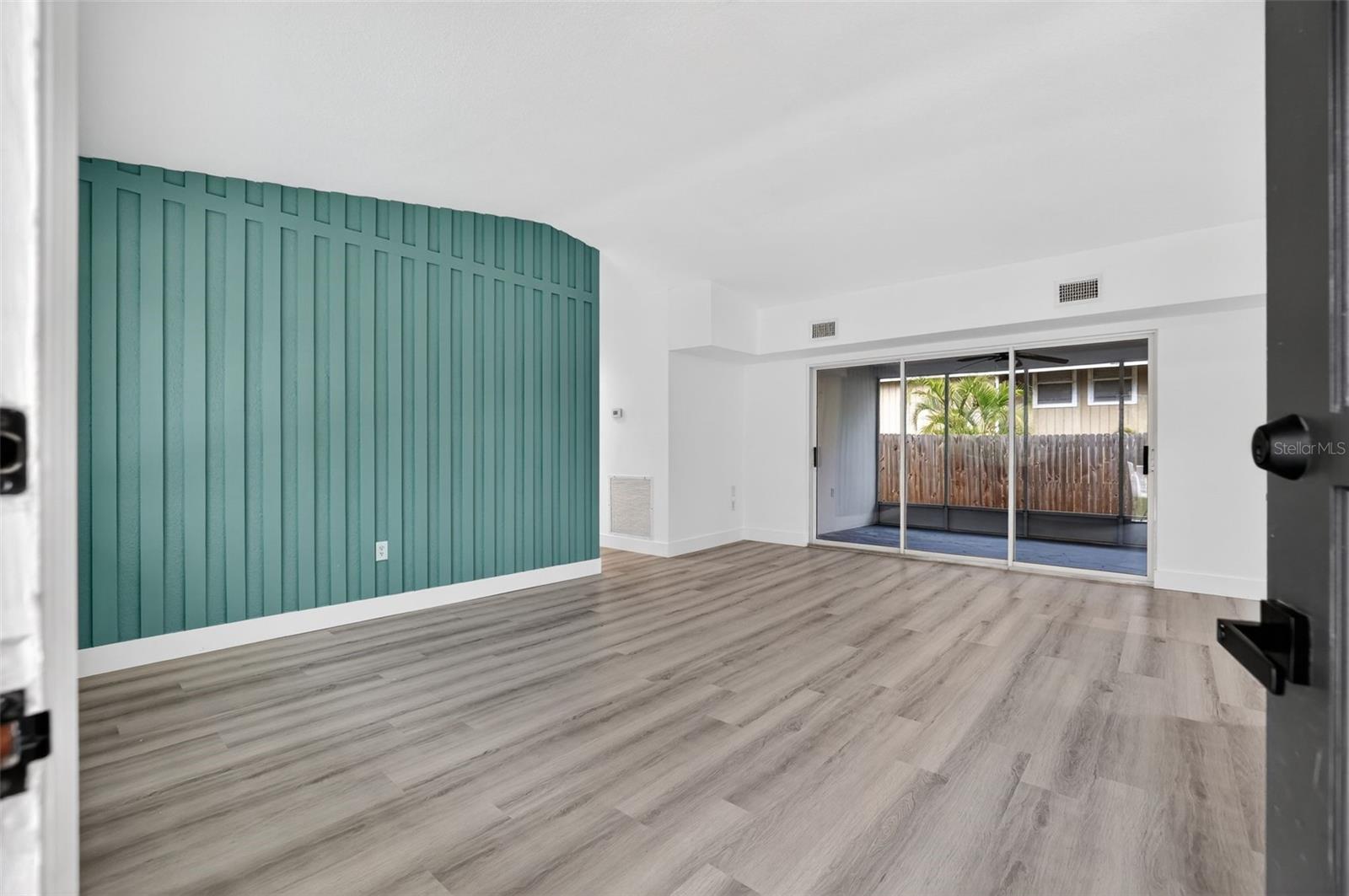 Listing photo id 1 for 695 Sunset Dr