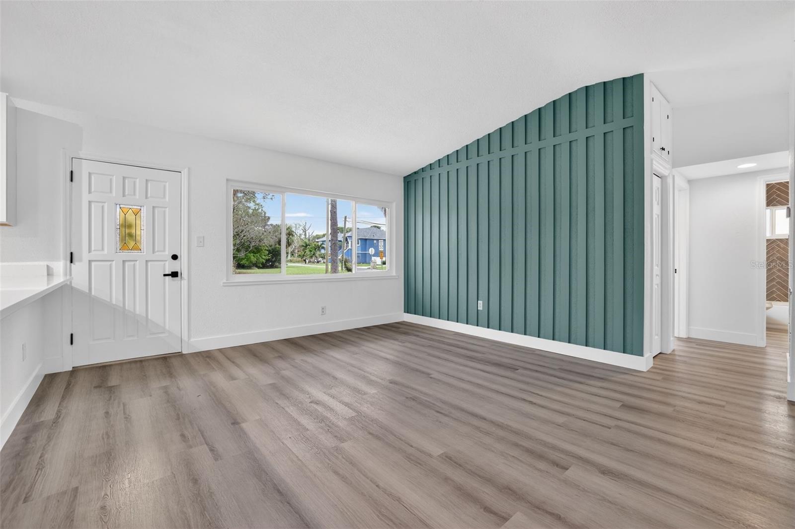 Listing photo id 2 for 695 Sunset Dr