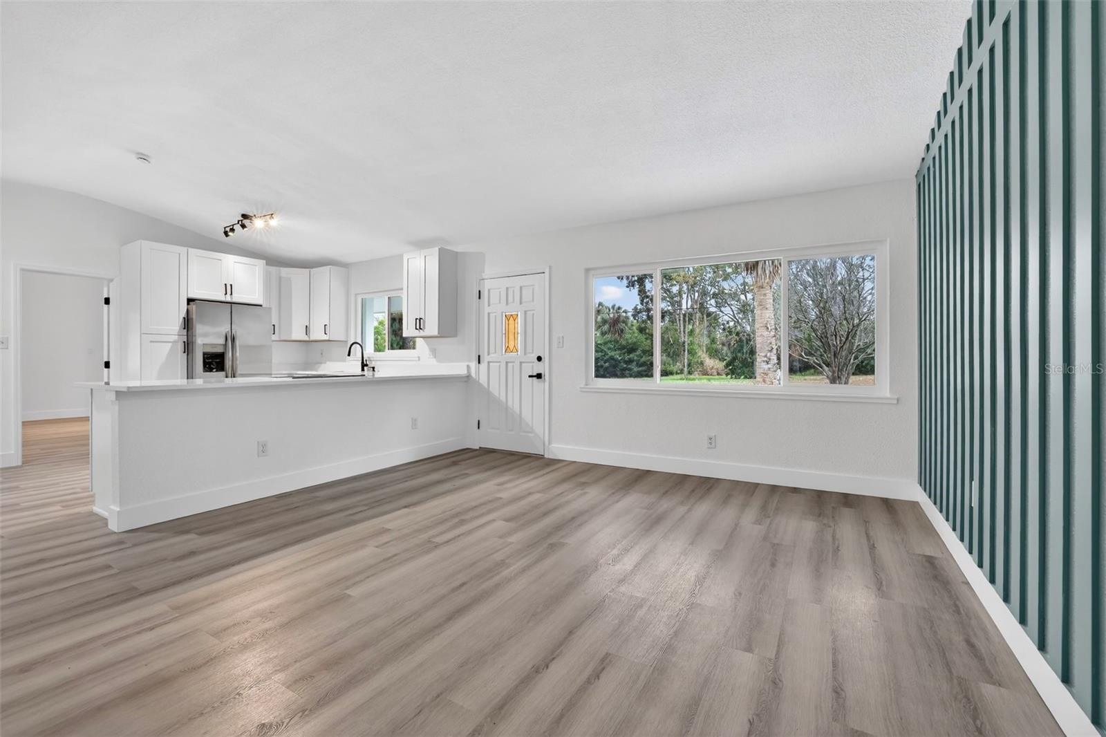 Listing photo id 3 for 695 Sunset Dr