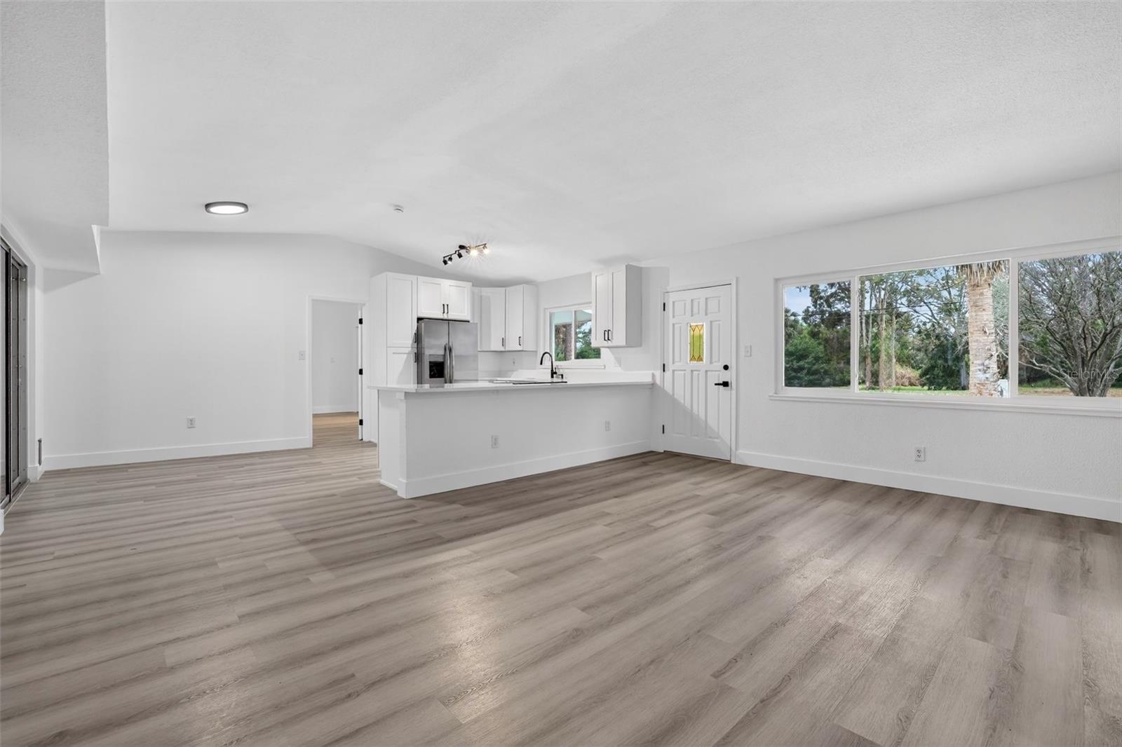 Listing photo id 4 for 695 Sunset Dr