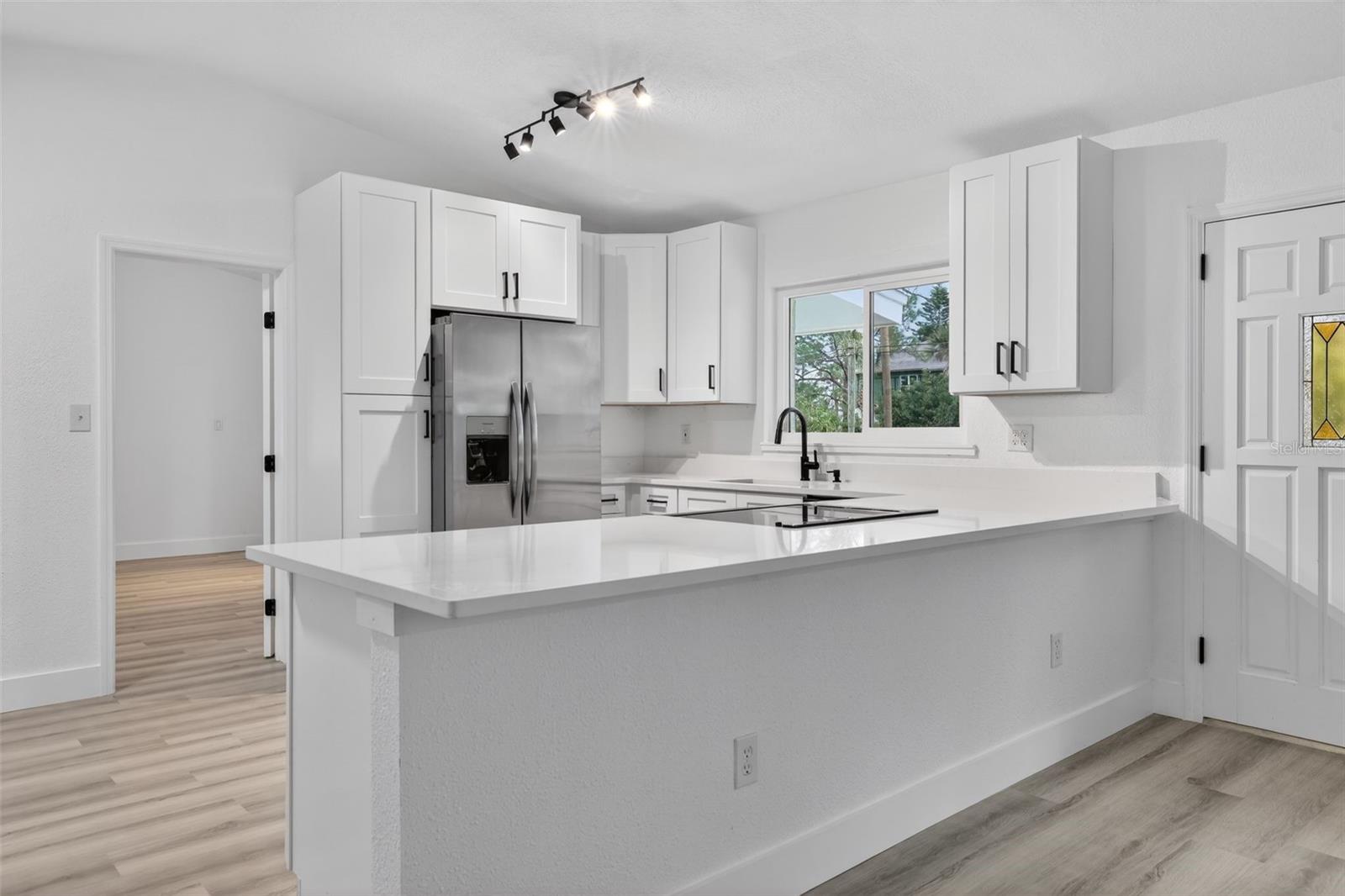 Listing photo id 5 for 695 Sunset Dr