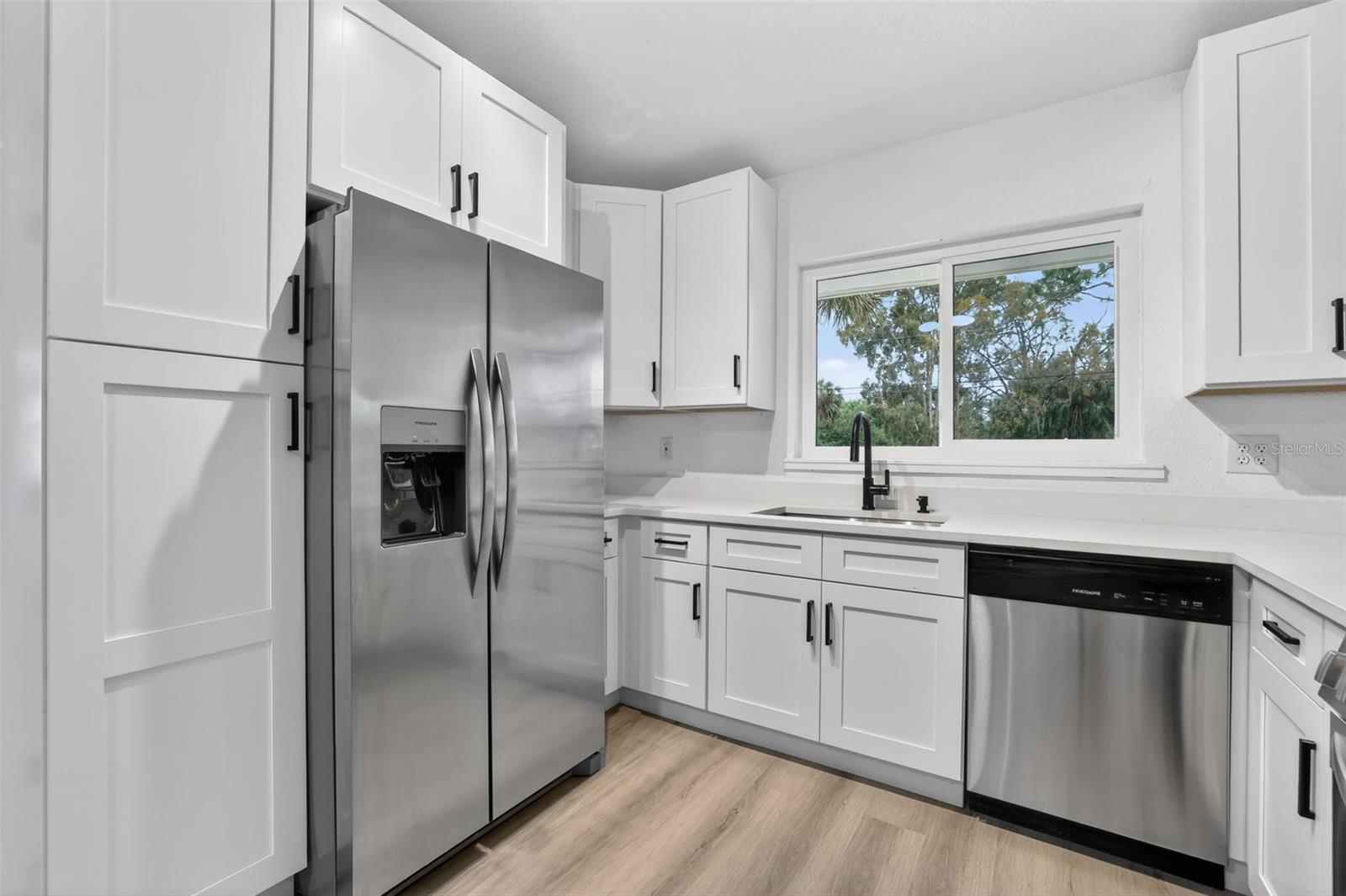 Listing photo id 6 for 695 Sunset Dr