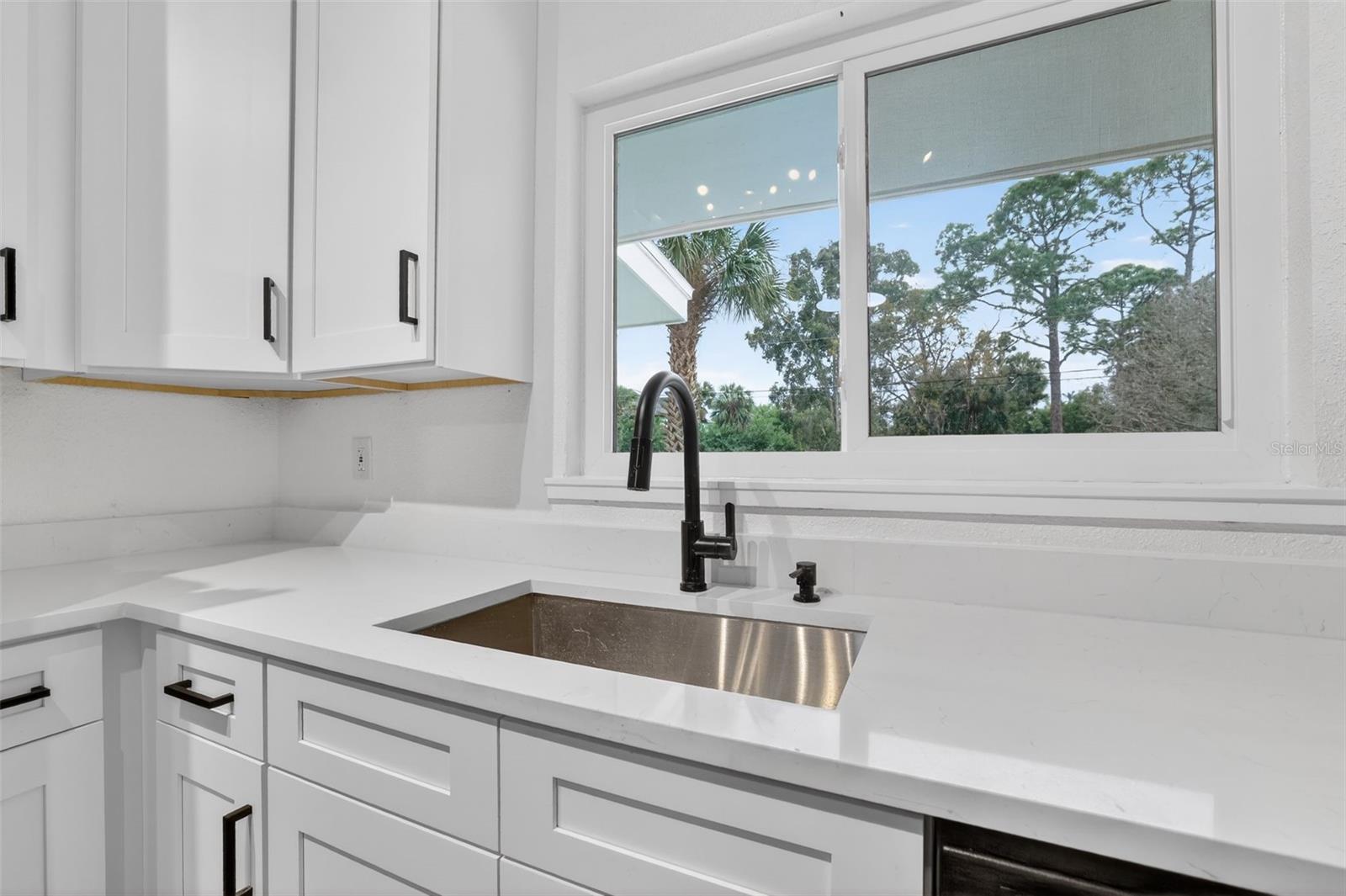 Listing photo id 7 for 695 Sunset Dr