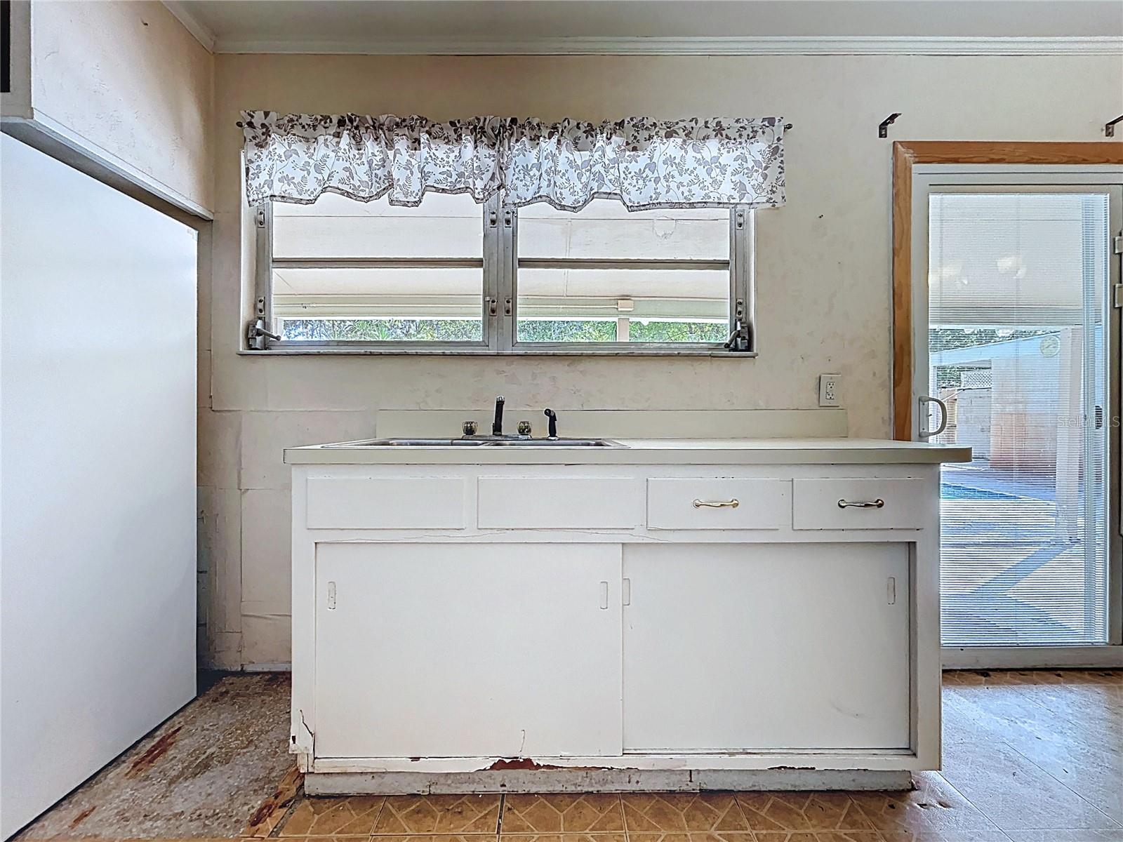 Image 28 of 60 For 17902 Burnside Road