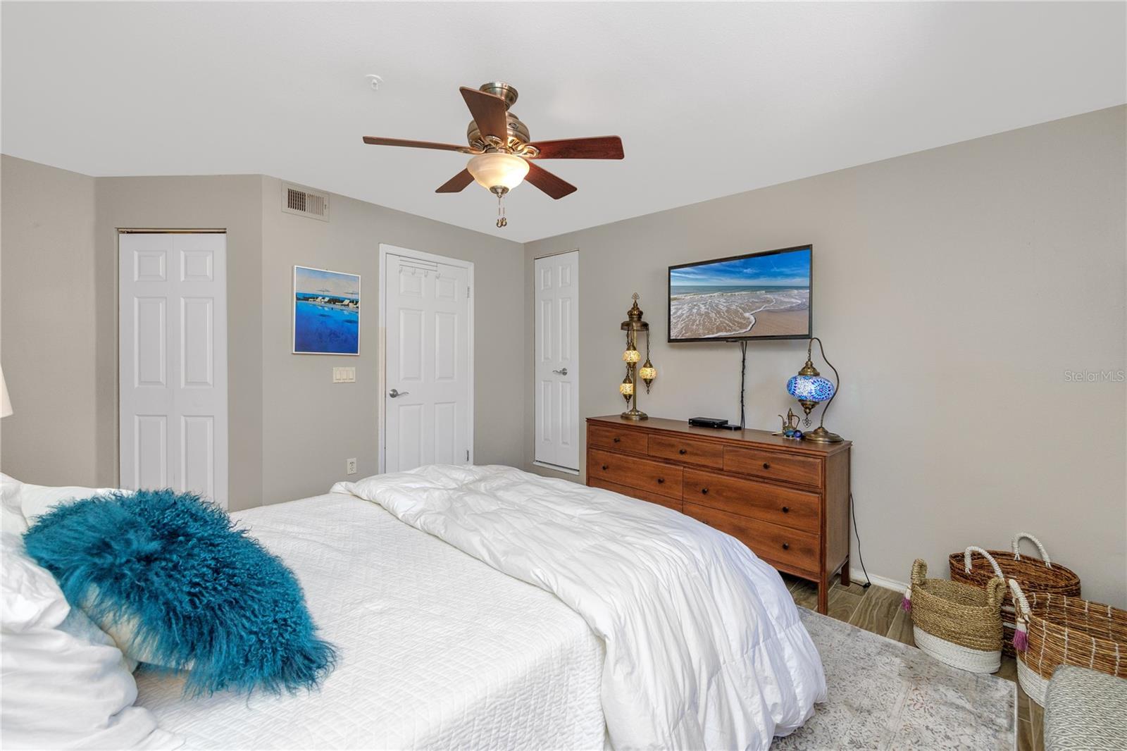 Image 18 of 51 For 2400 Feather Sound Drive 1236