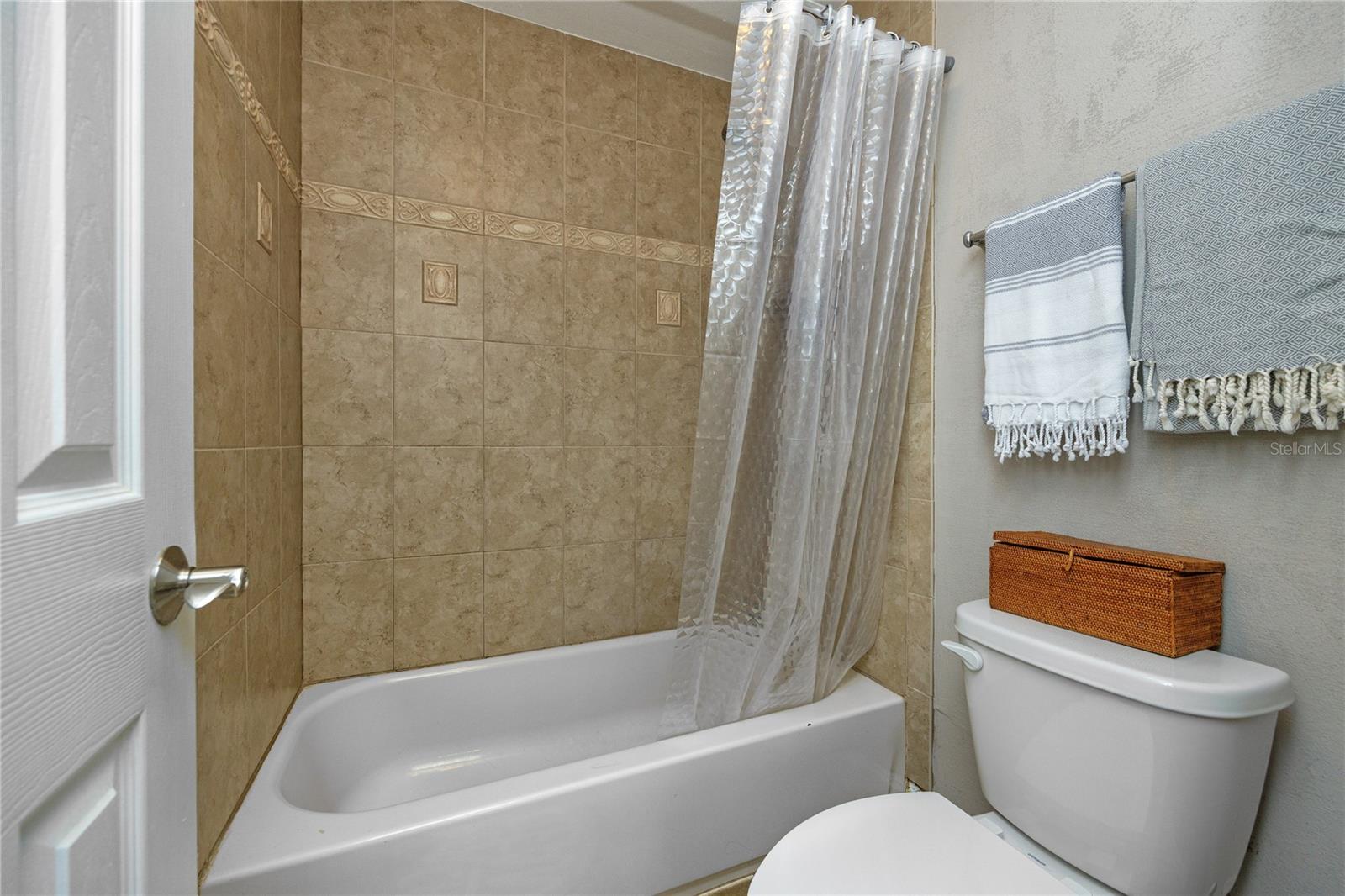 Image 26 of 51 For 2400 Feather Sound Drive 1236