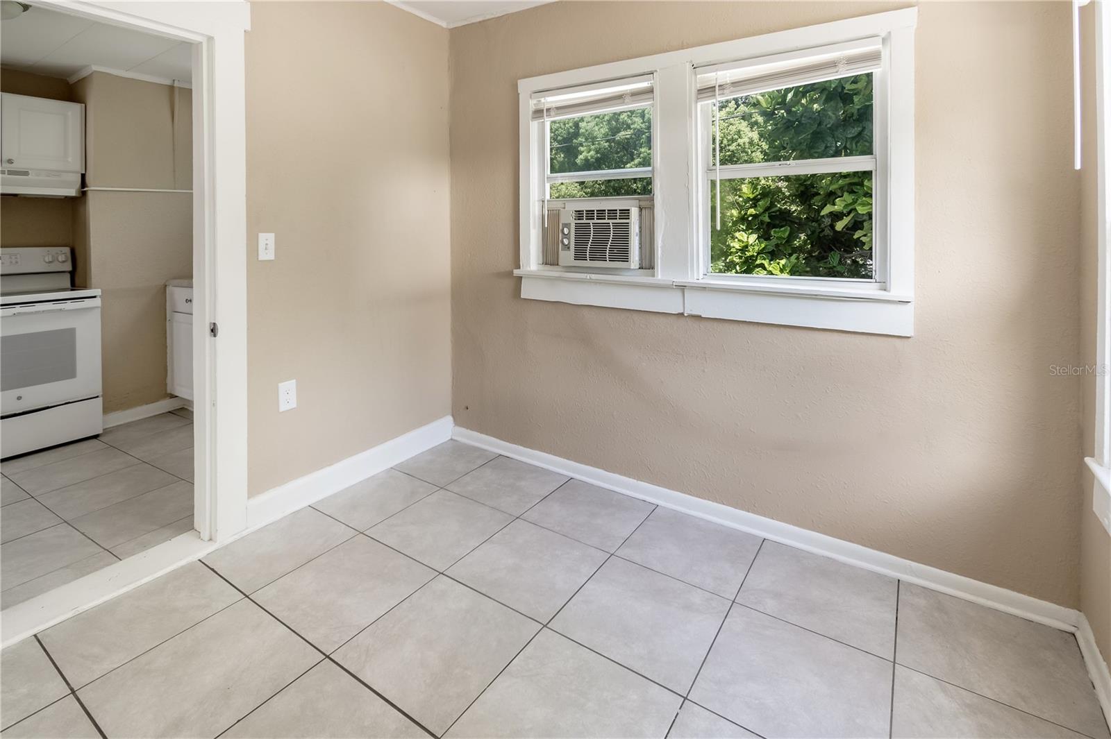 Image 14 of 17 For 418 Amelia Avenue C