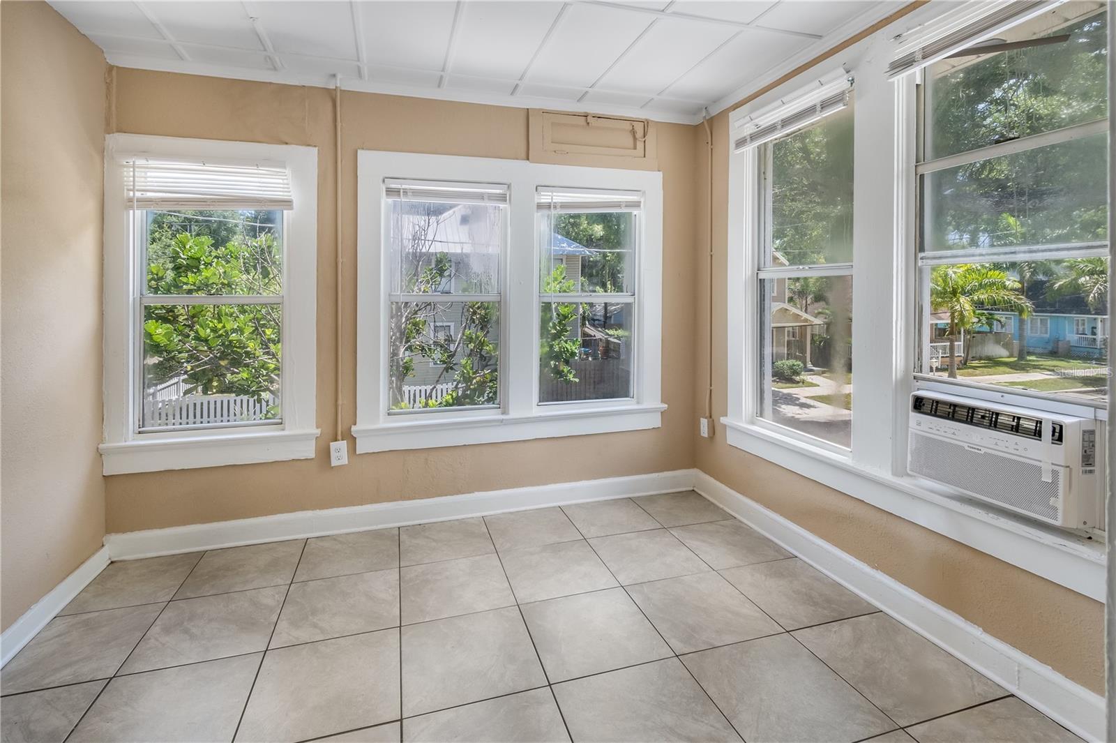 Image 7 of 17 For 418 Amelia Avenue C