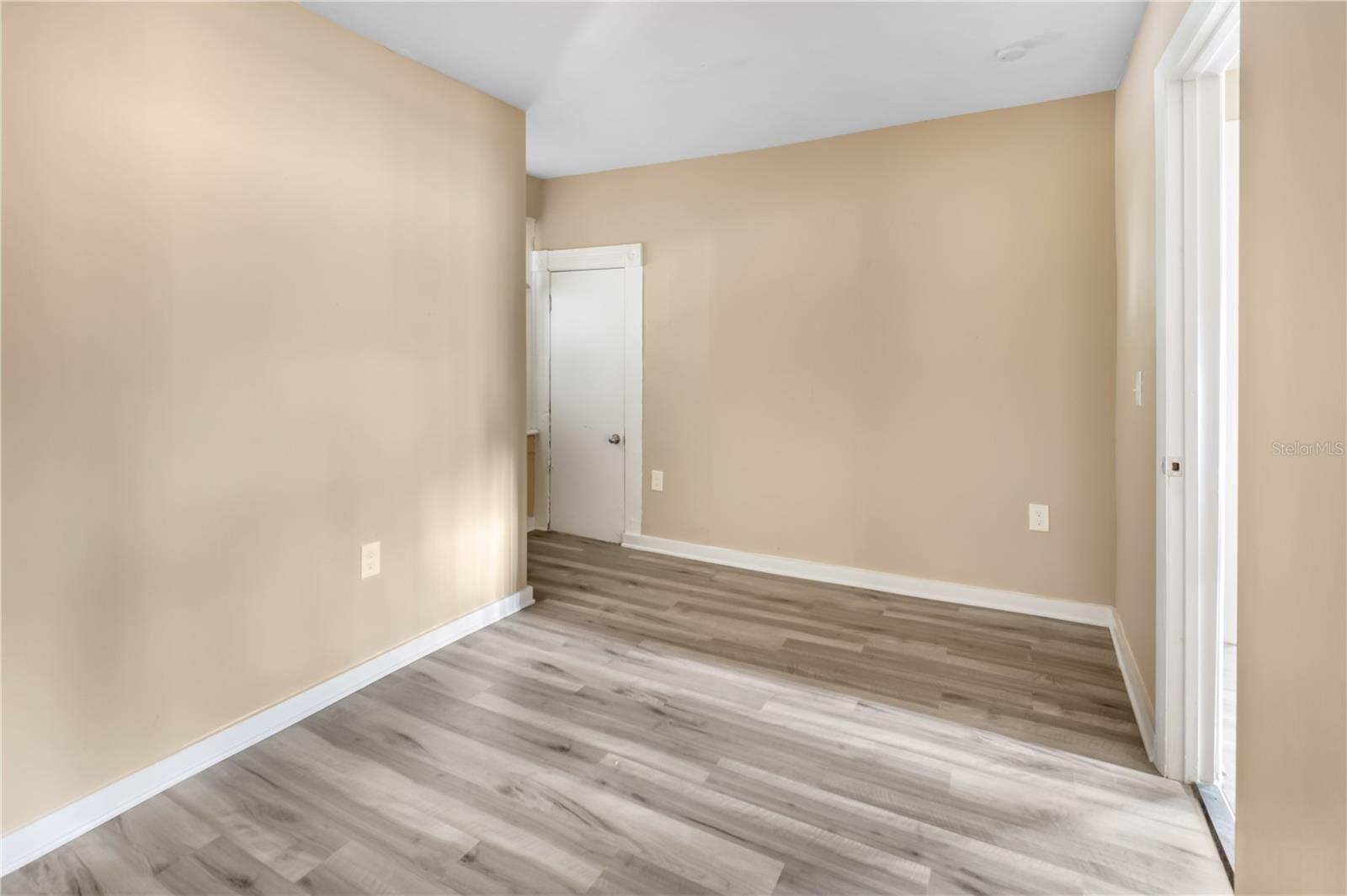 Image 19 of 27 For 418 Amelia Avenue A