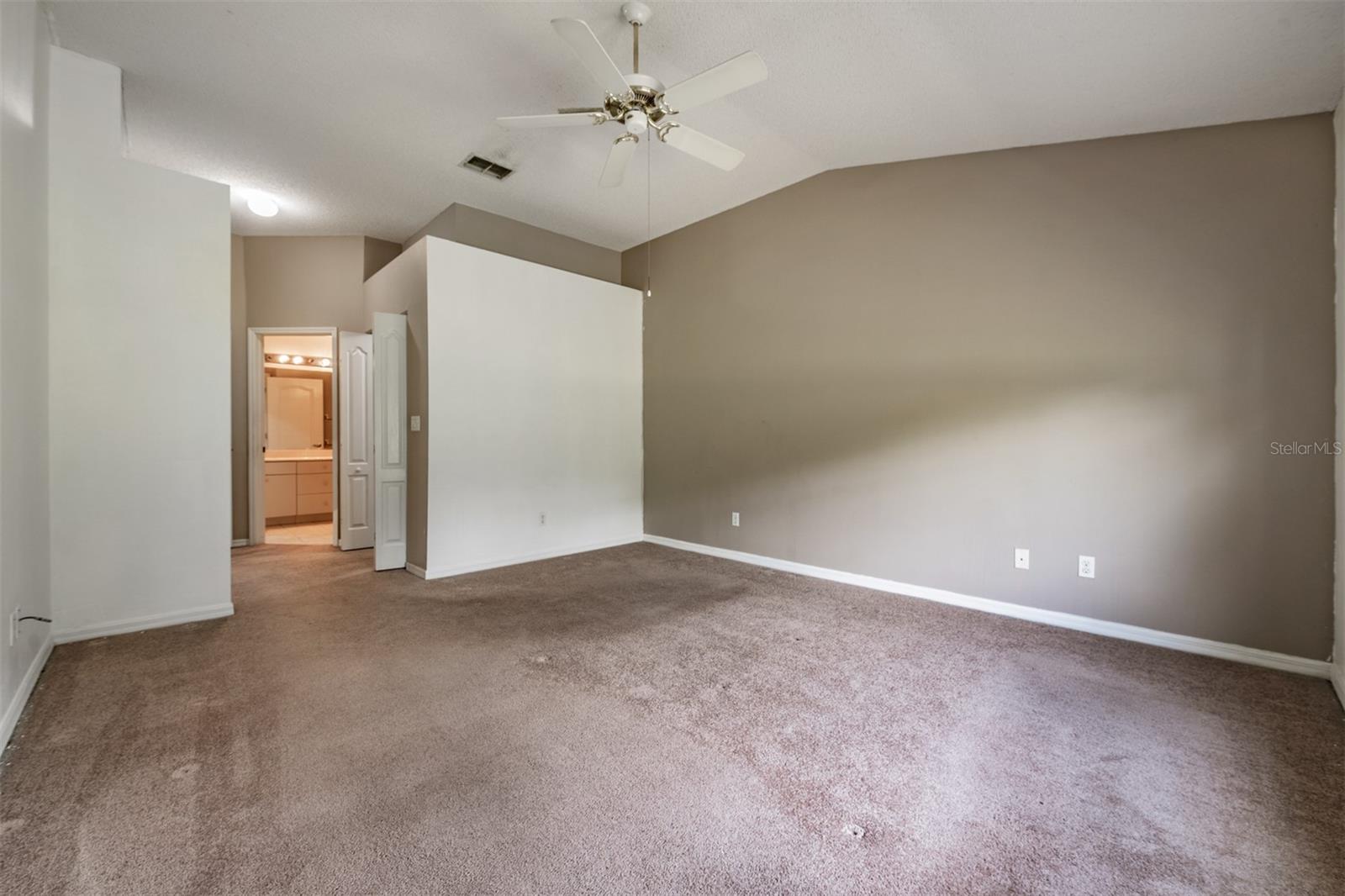 Image 15 of 59 For 920 Villeroy Greens Drive