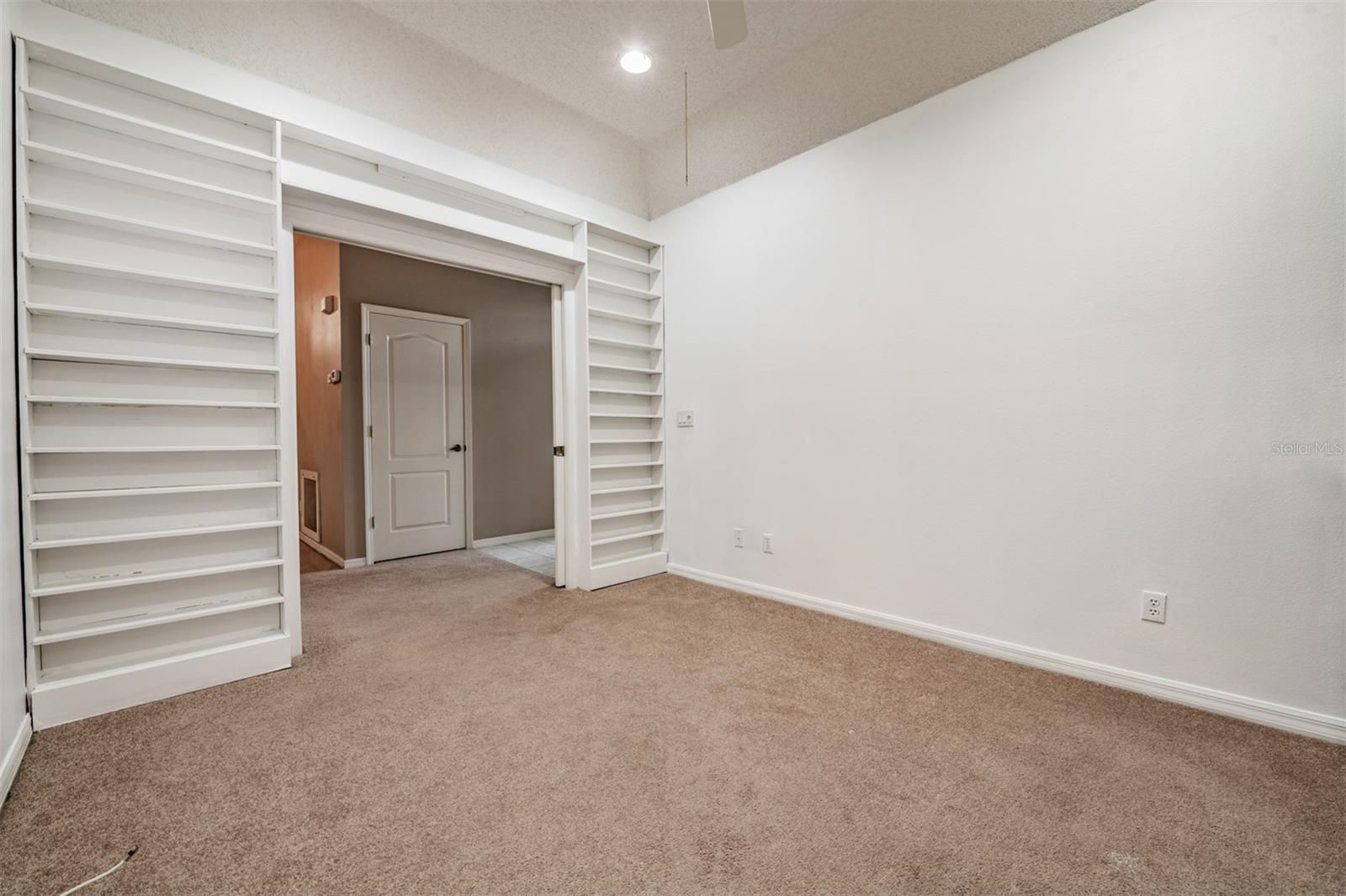 Image 19 of 59 For 920 Villeroy Greens Drive