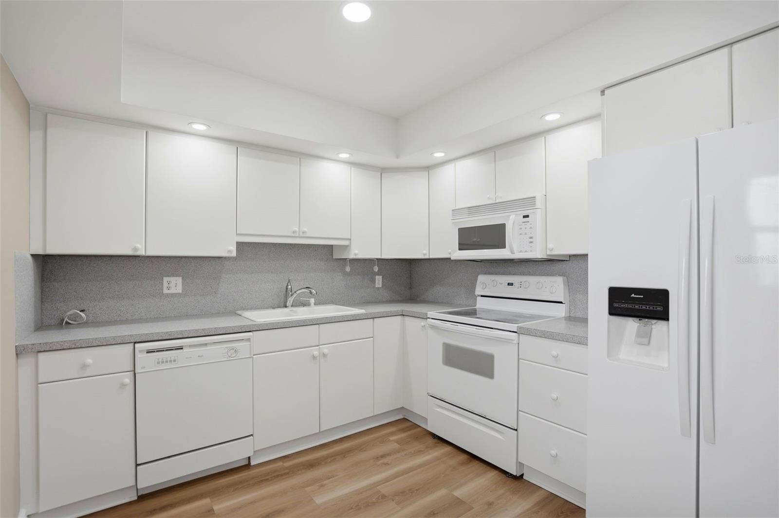 Image 12 of 32 For 5108 Brittany Drive S 1006