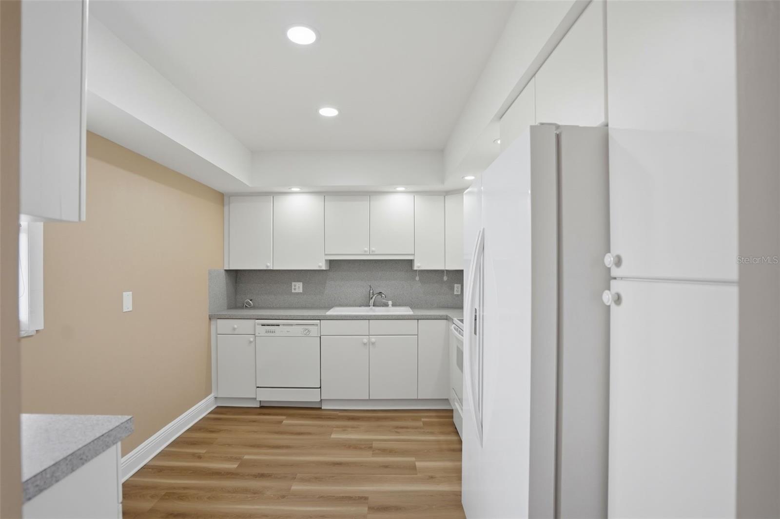 Image 13 of 32 For 5108 Brittany Drive S 1006