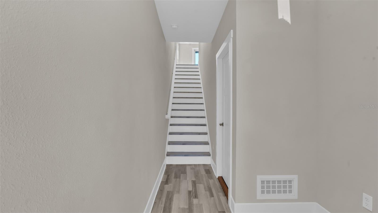 Image 3 of 37 For 1237 Savona Drive Ne