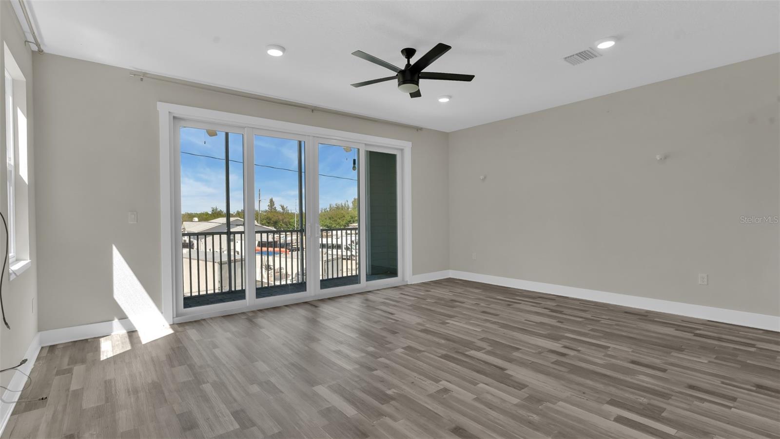 Image 4 of 37 For 1237 Savona Drive Ne