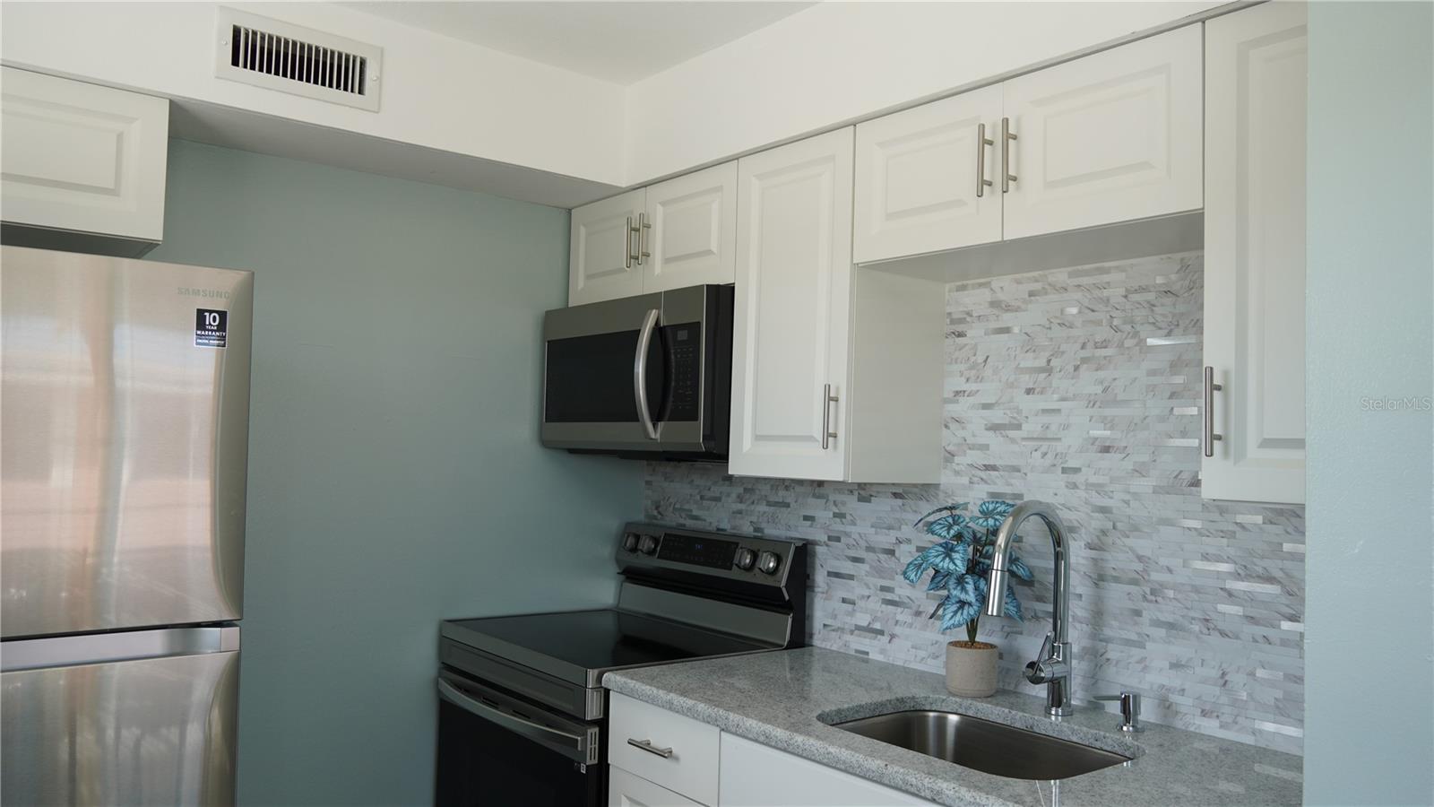 Image 4 of 13 For 416 Monroe Avenue F201