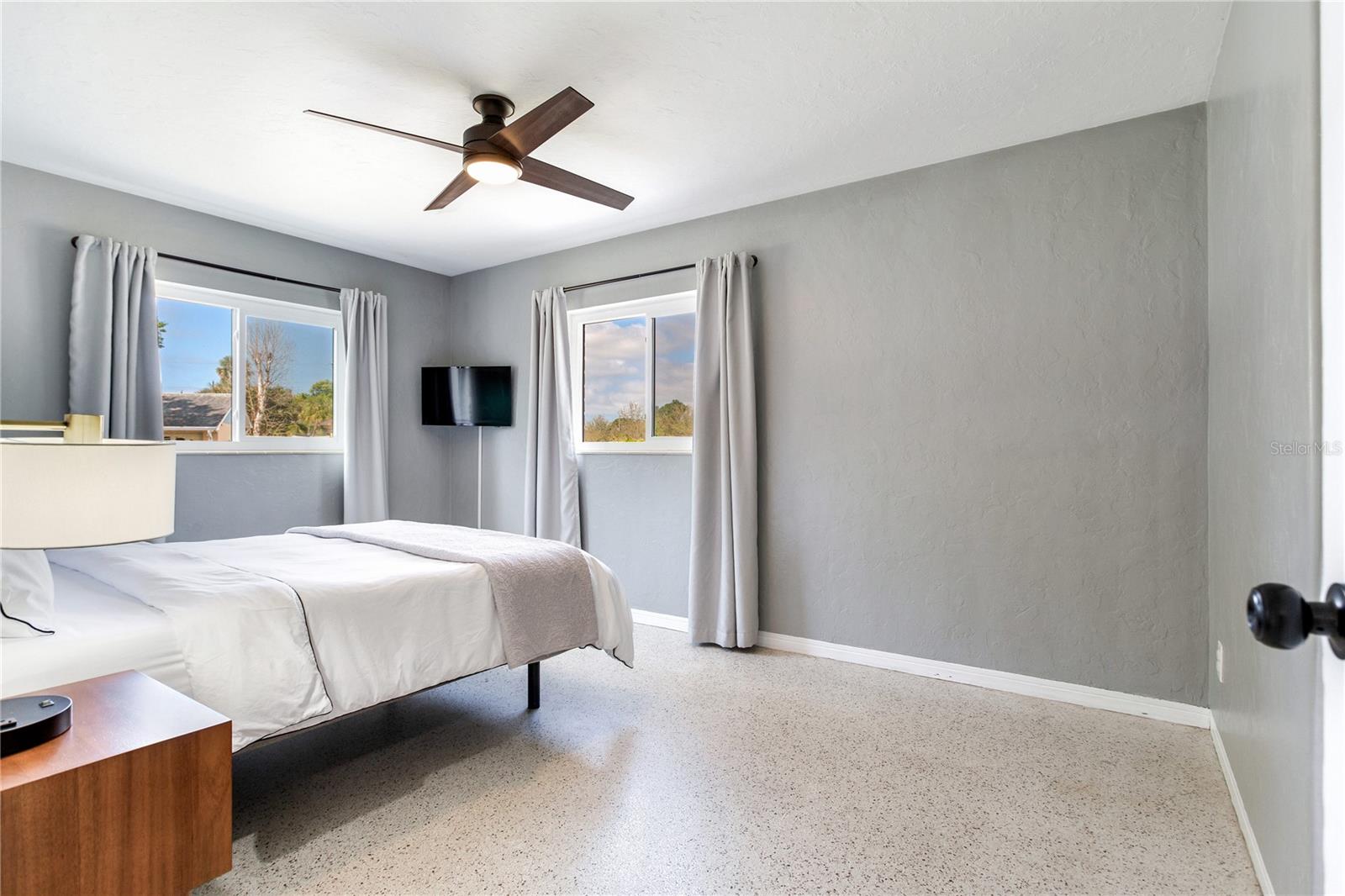 Image 31 of 43 For 6688 30 Avenue N