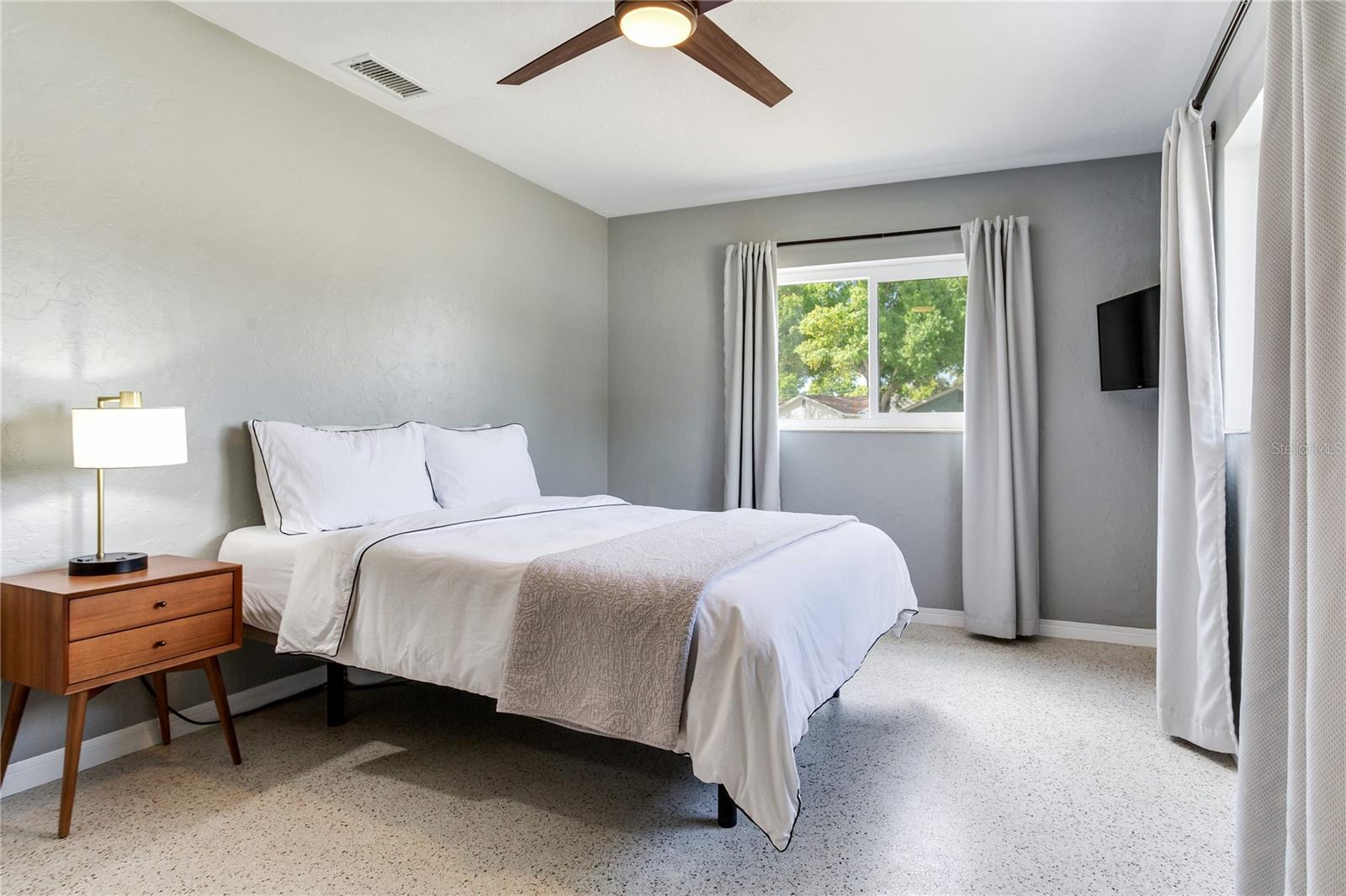 Image 32 of 43 For 6688 30 Avenue N