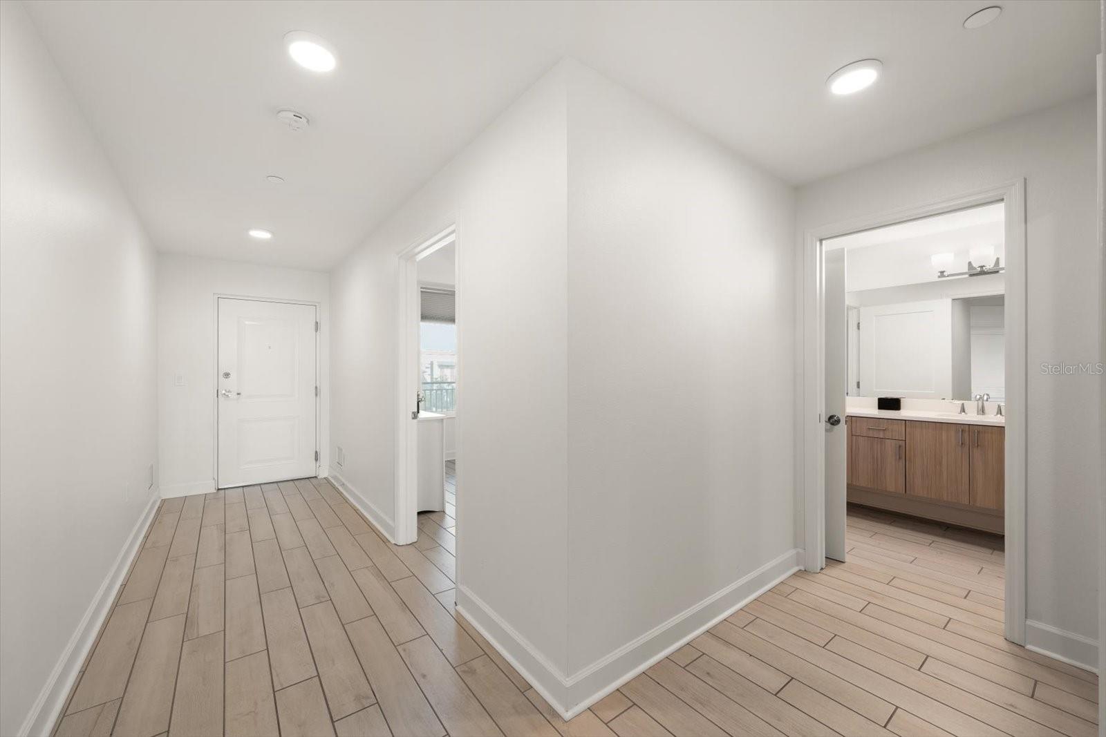 Image 23 of 39 For 125 Island Way 402