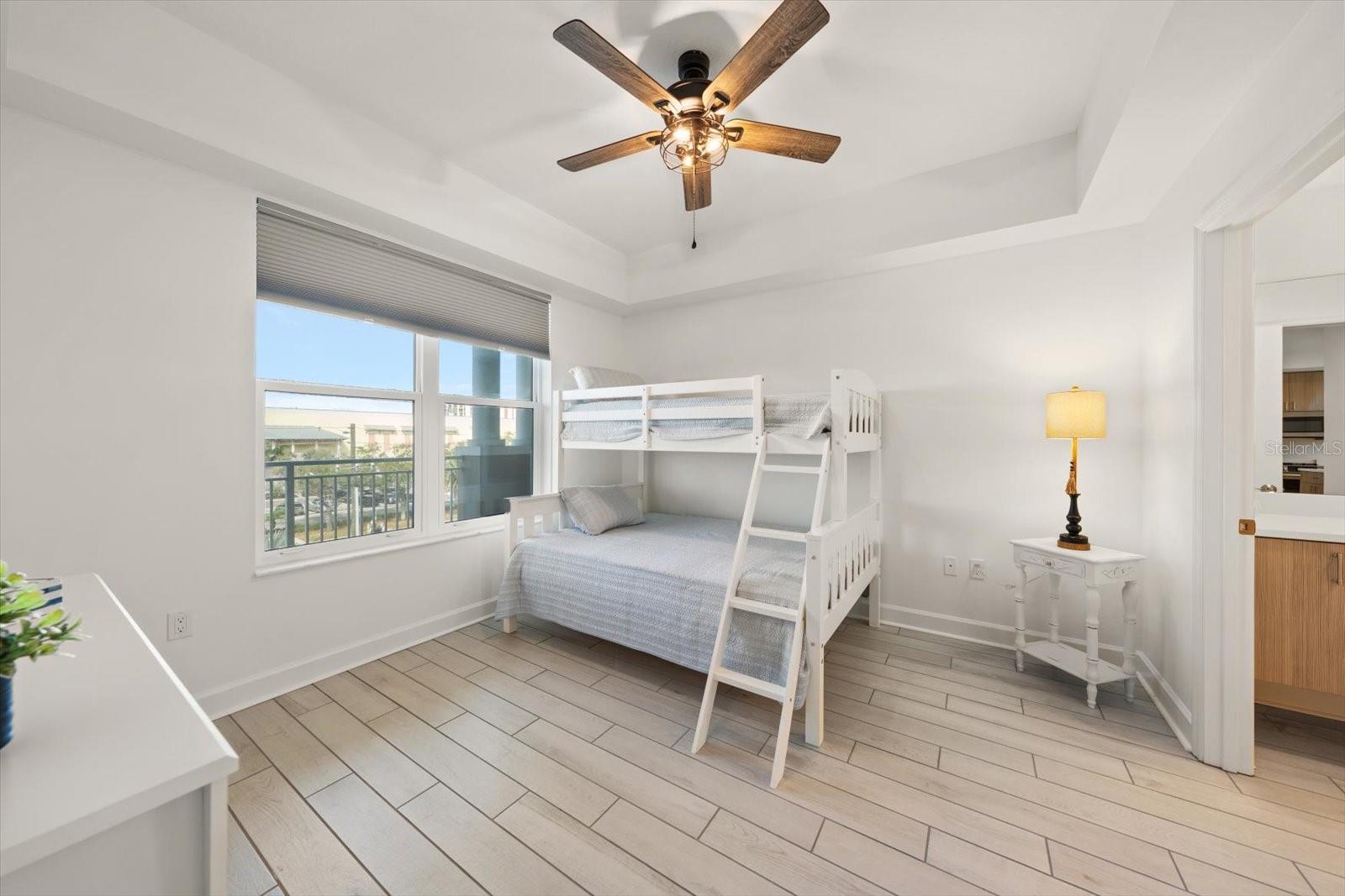 Image 24 of 39 For 125 Island Way 402