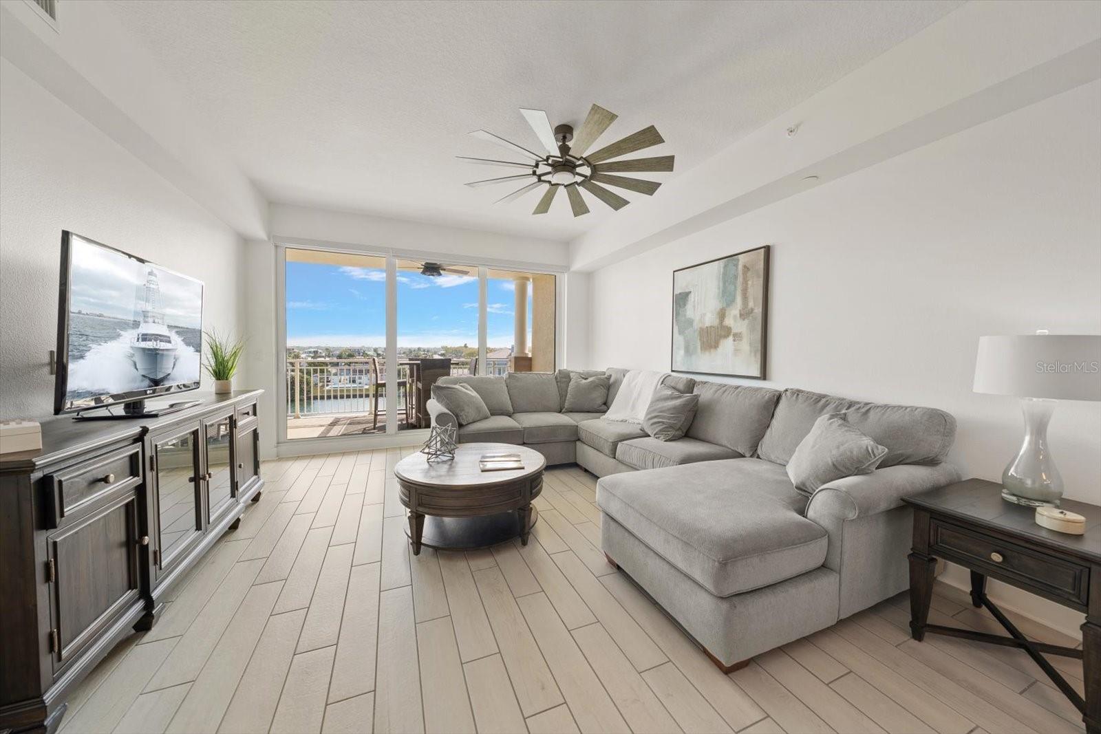 Image 4 of 39 For 125 Island Way 402