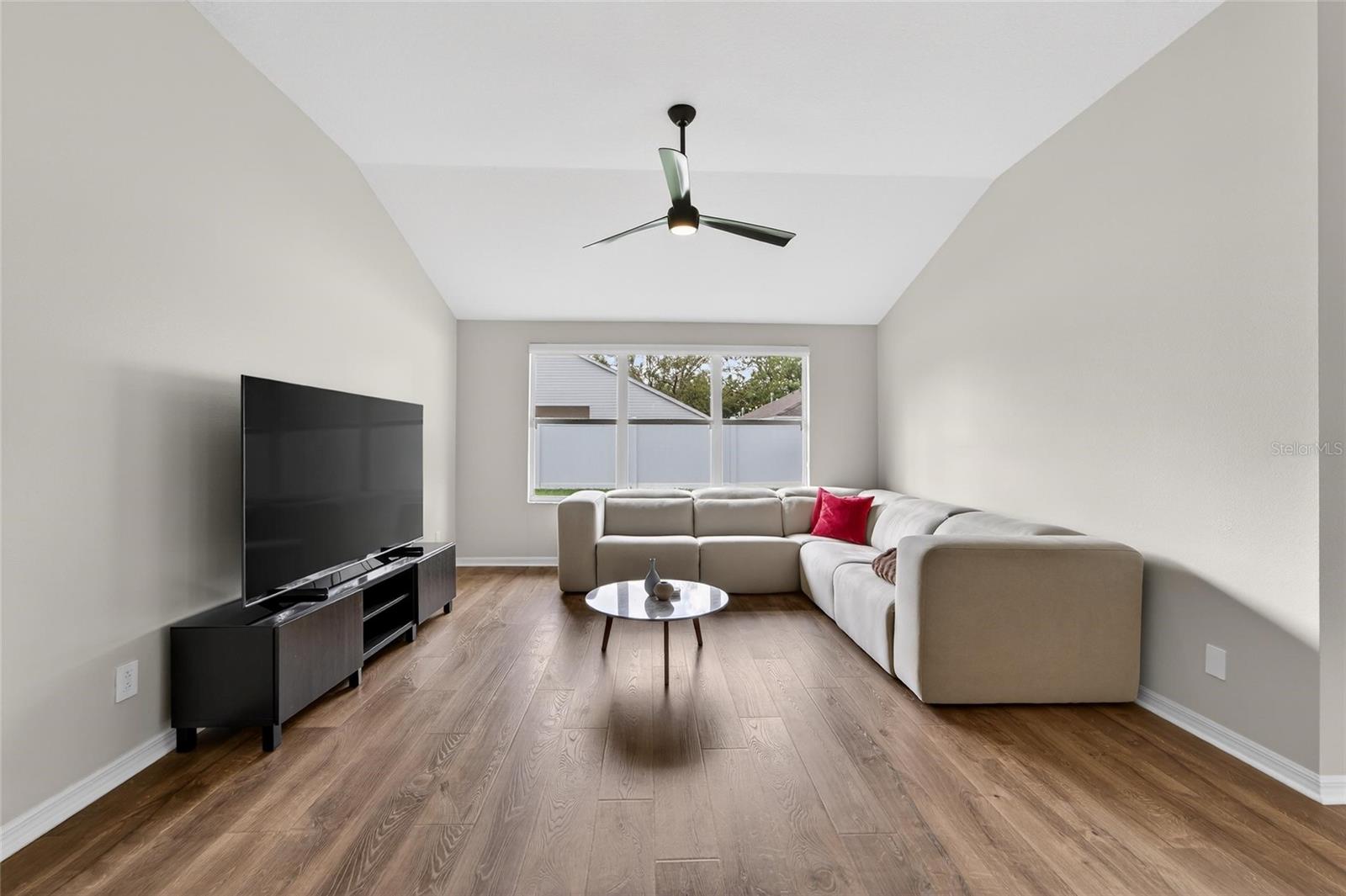 Image 18 of 90 For 1407 Bloomingdale Trails Boulevard