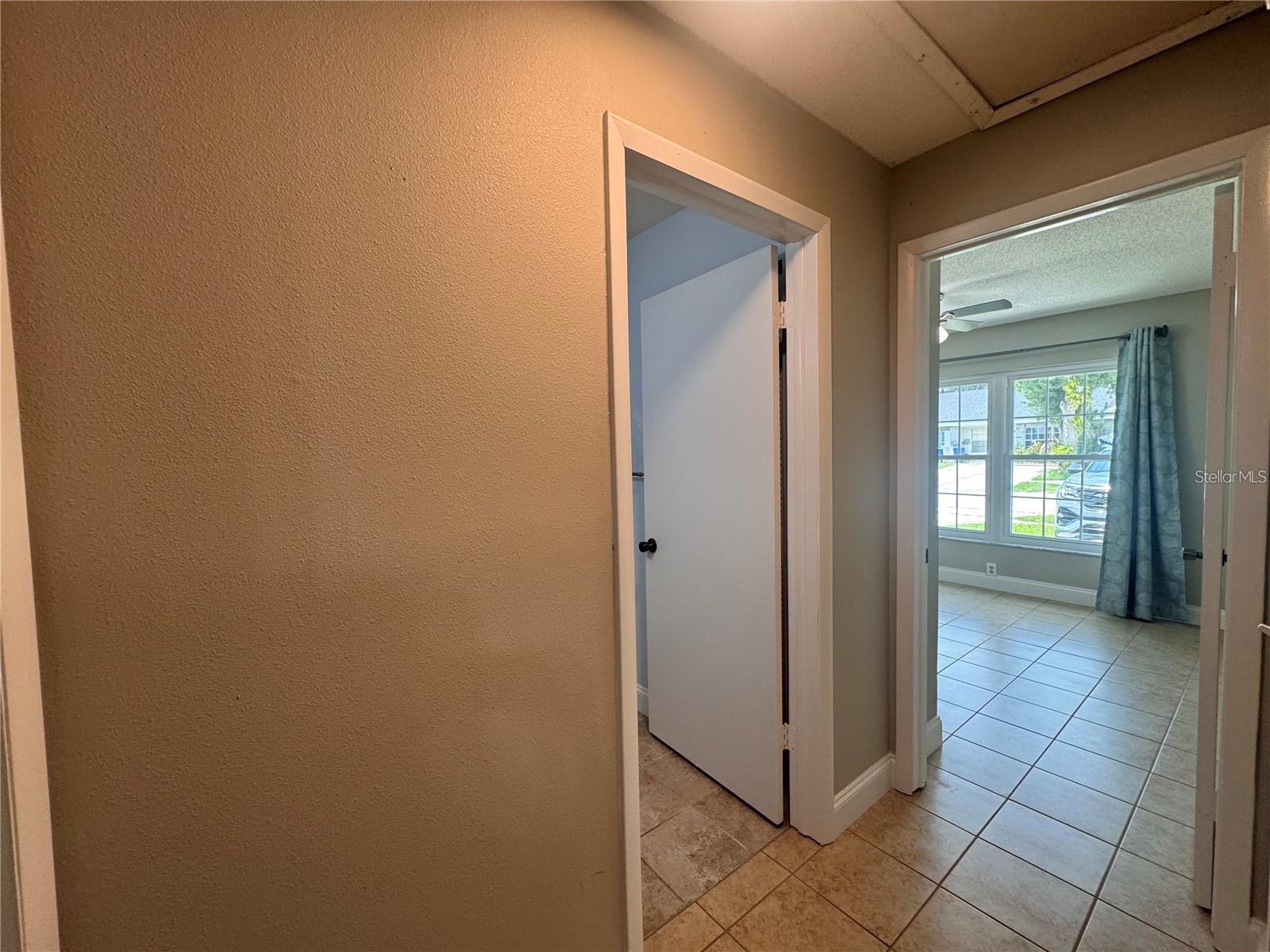 Listing photo id 8 for 915 Burlwood Street