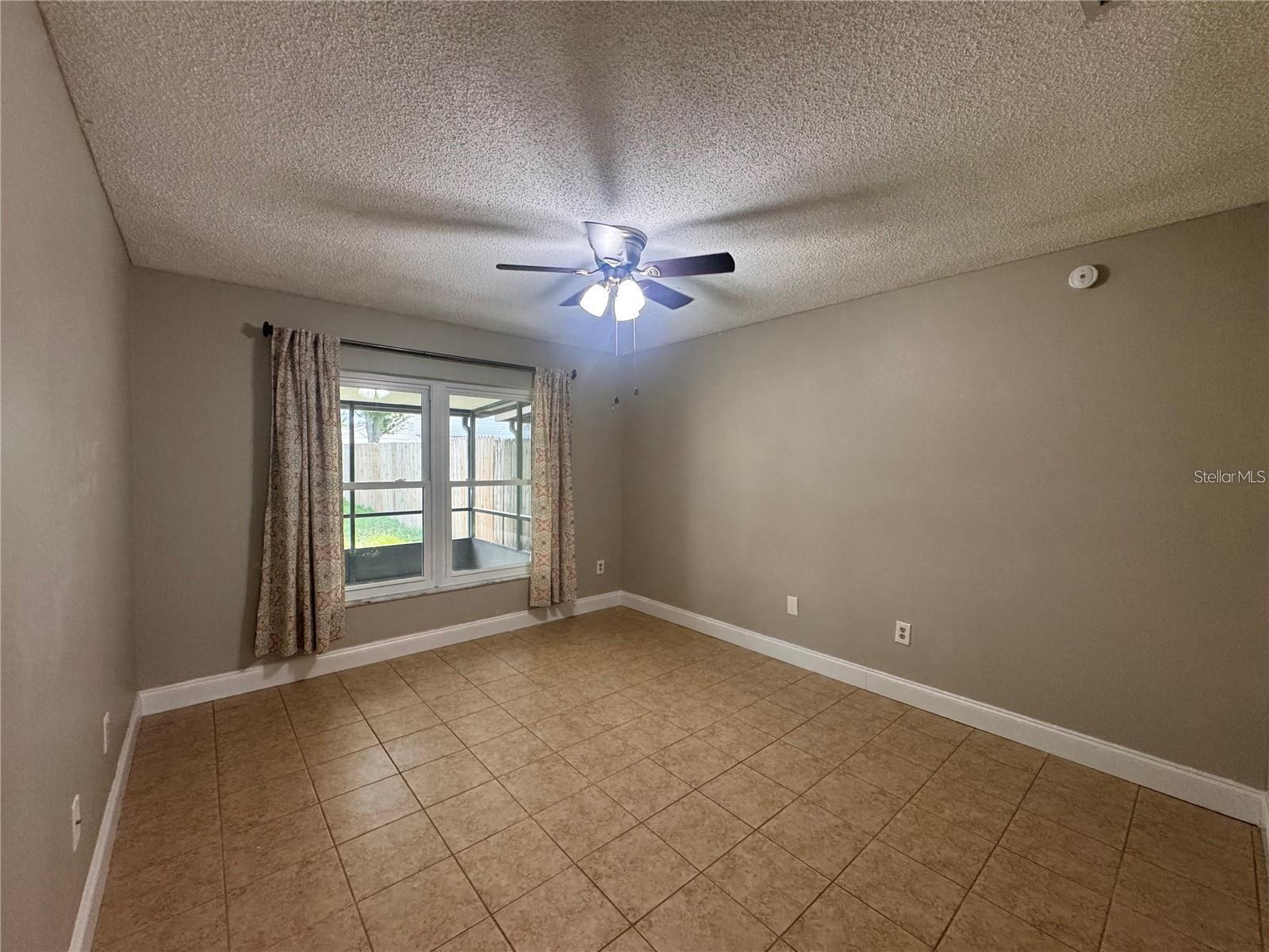 Listing photo id 9 for 915 Burlwood Street