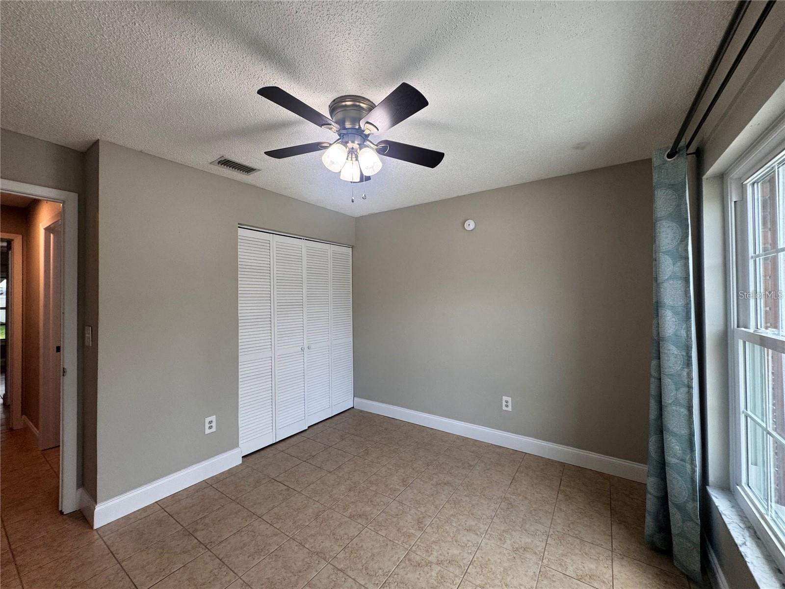 Listing photo id 14 for 915 Burlwood Street