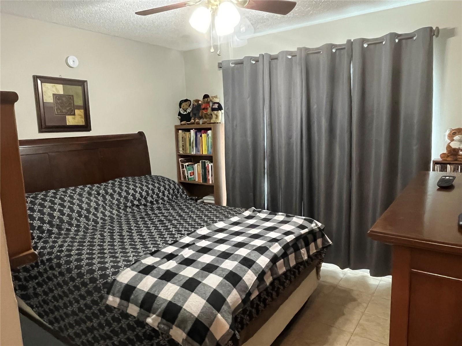 Listing photo id 16 for 915 Burlwood Street