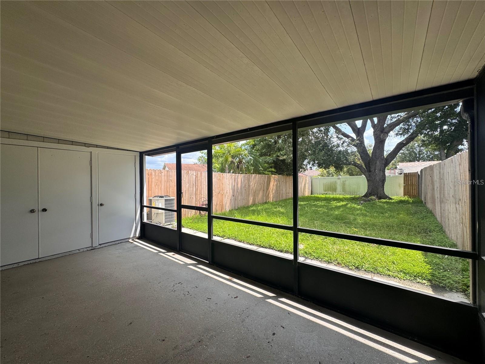 Listing photo id 18 for 915 Burlwood Street