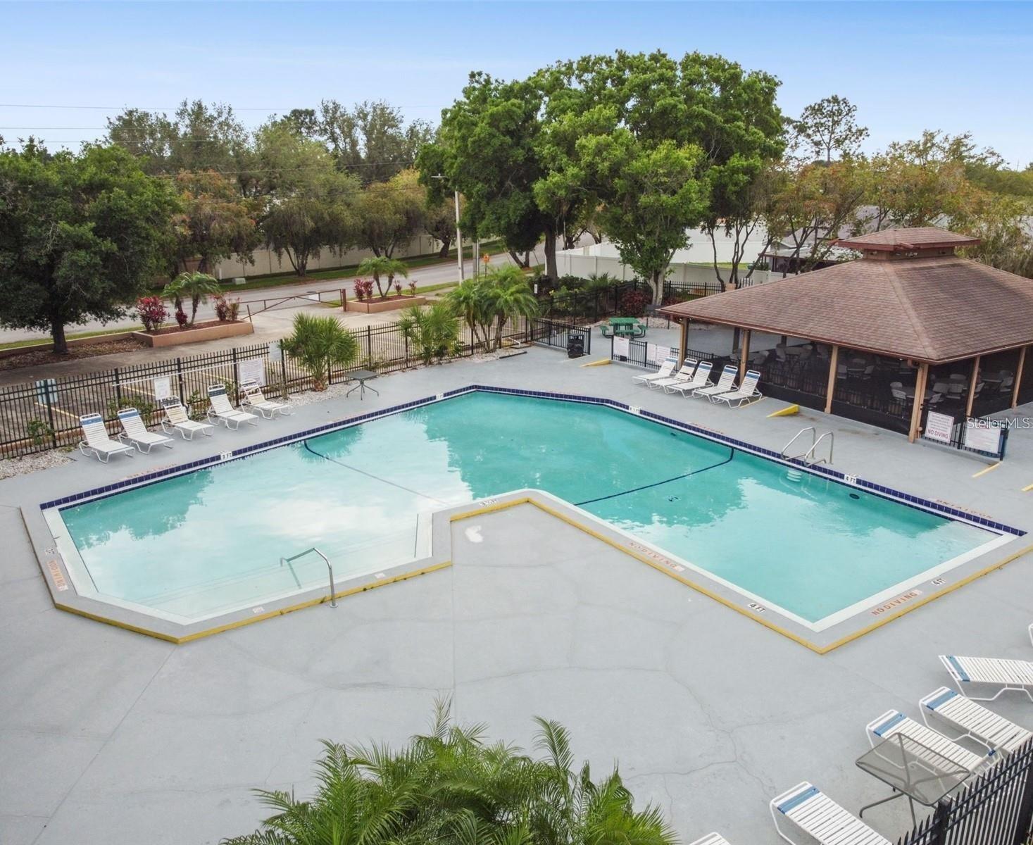 Listing photo id 20 for 915 Burlwood Street