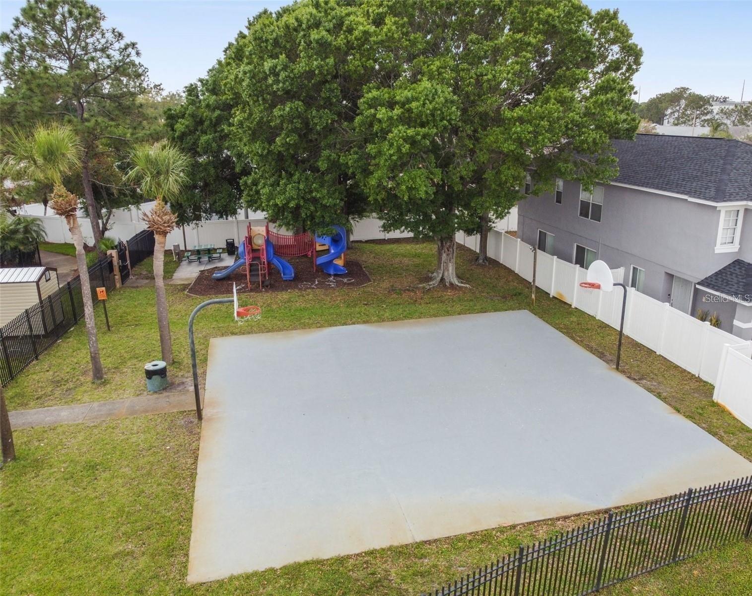 Listing photo id 21 for 915 Burlwood Street