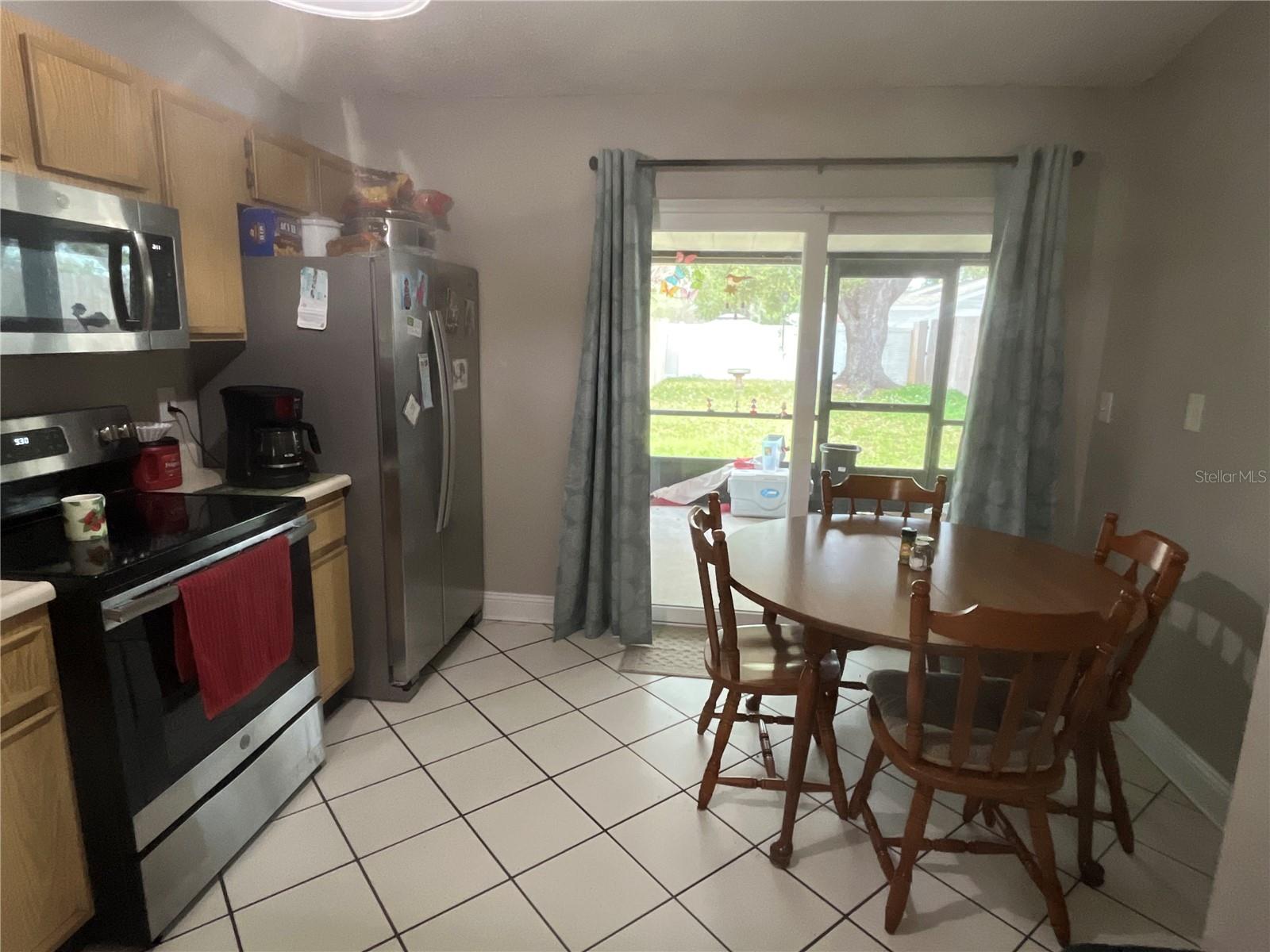 Listing photo id 3 for 915 Burlwood Street