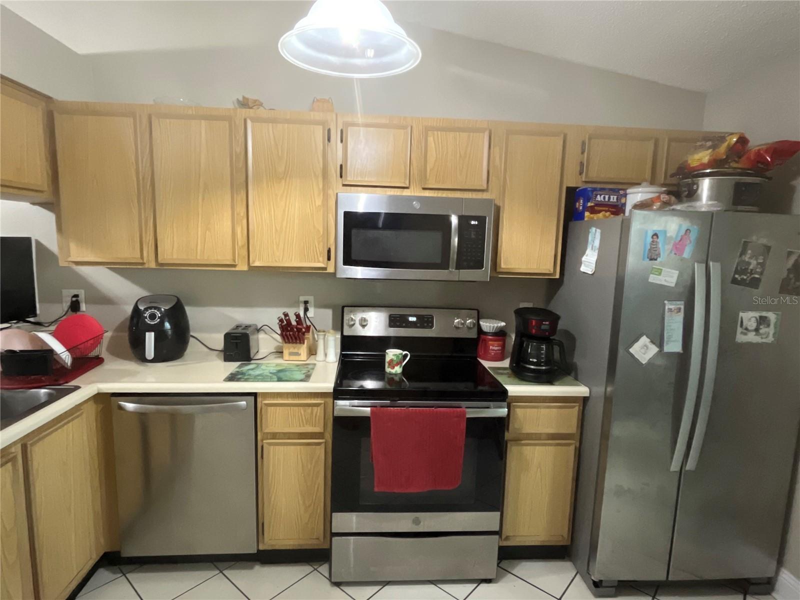 Listing photo id 5 for 915 Burlwood Street