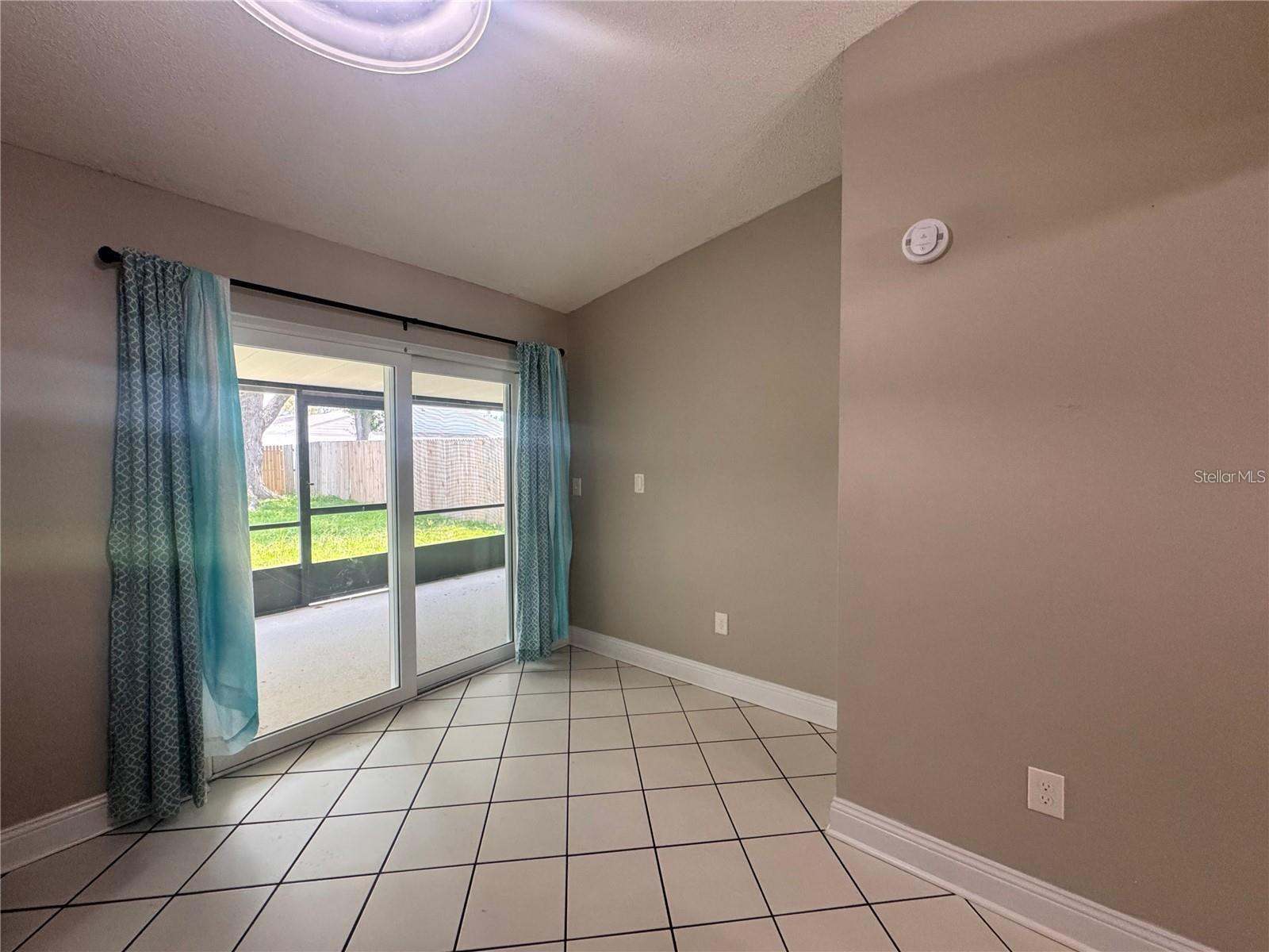 Listing photo id 6 for 915 Burlwood Street