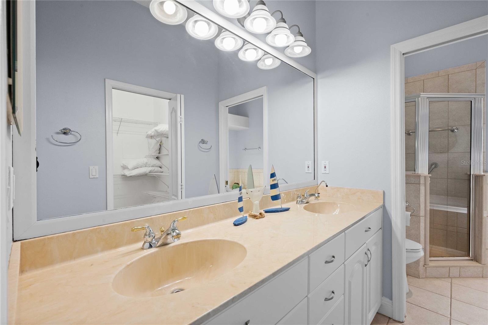 Image 17 of 43 For 7533 Hatteras Drive