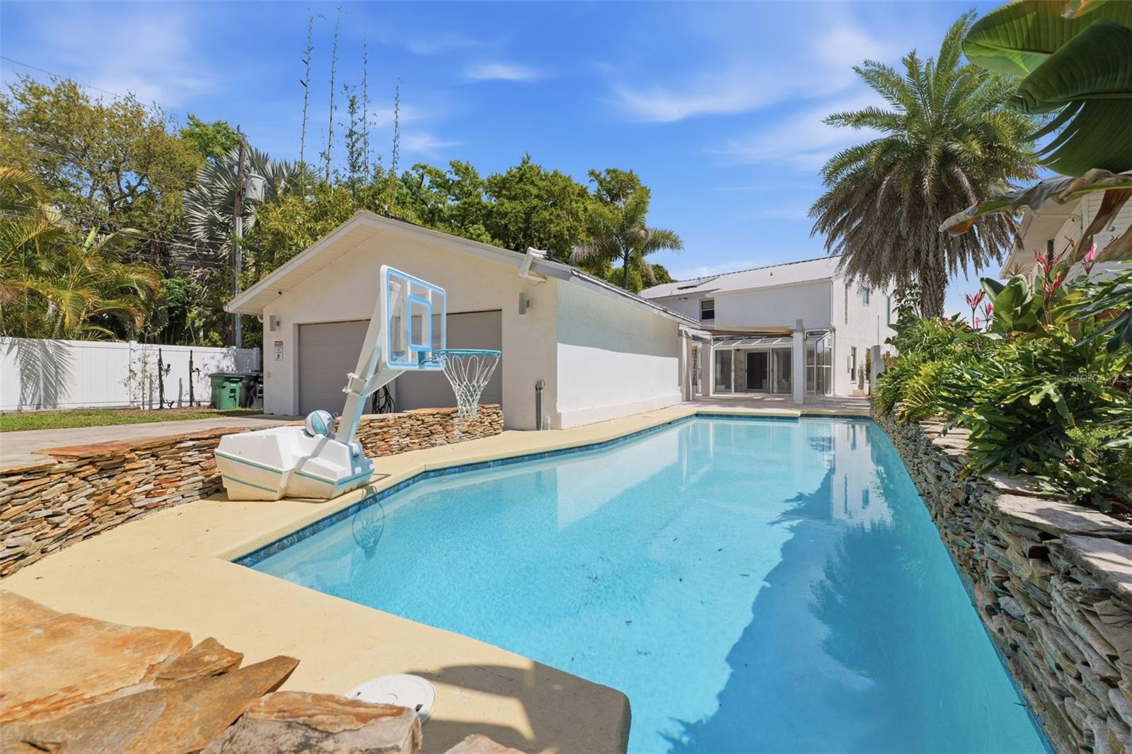 Image 26 of 81 For 1405 Bayshore Drive