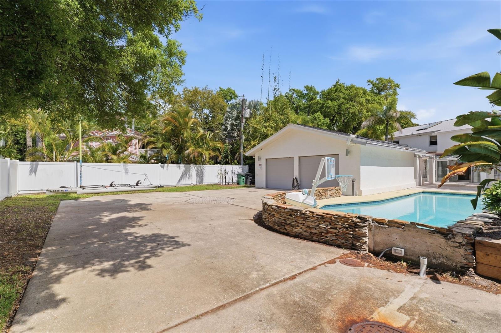 Image 36 of 81 For 1405 Bayshore Drive