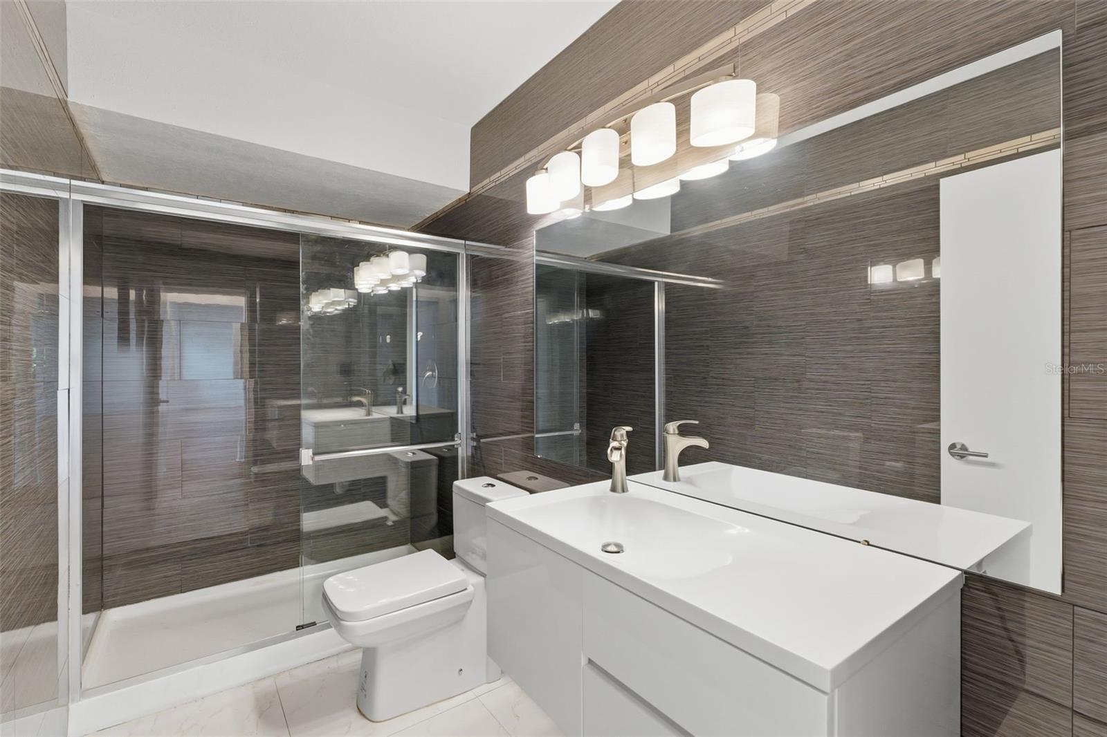 Image 43 of 81 For 1405 Bayshore Drive