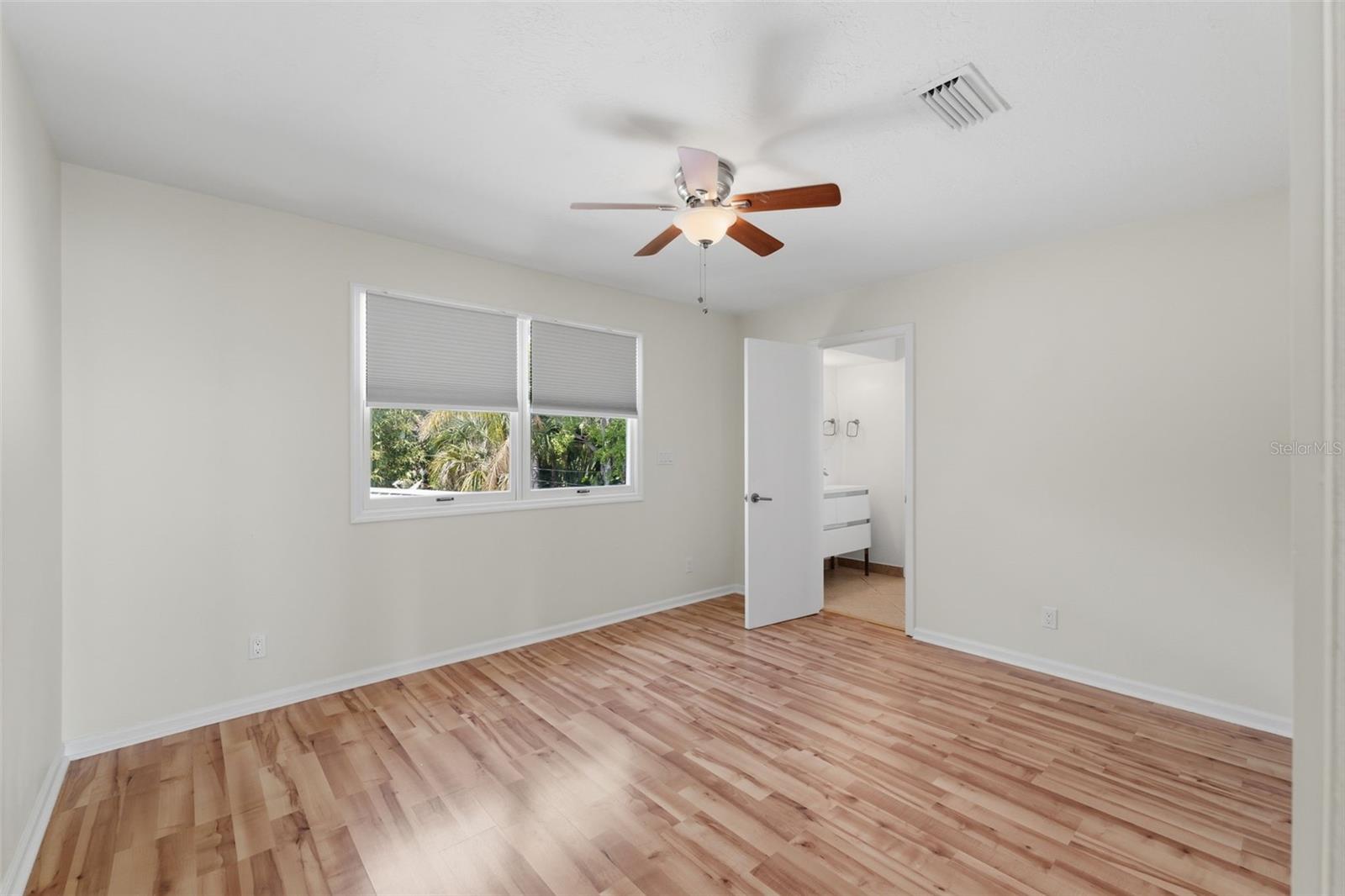 Image 50 of 81 For 1405 Bayshore Drive