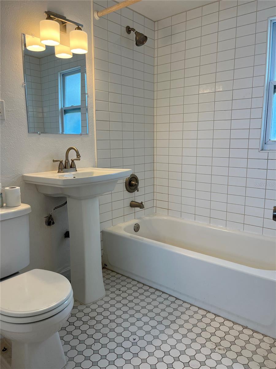 Image 15 of 35 For 2730 Dartmouth Avenue N