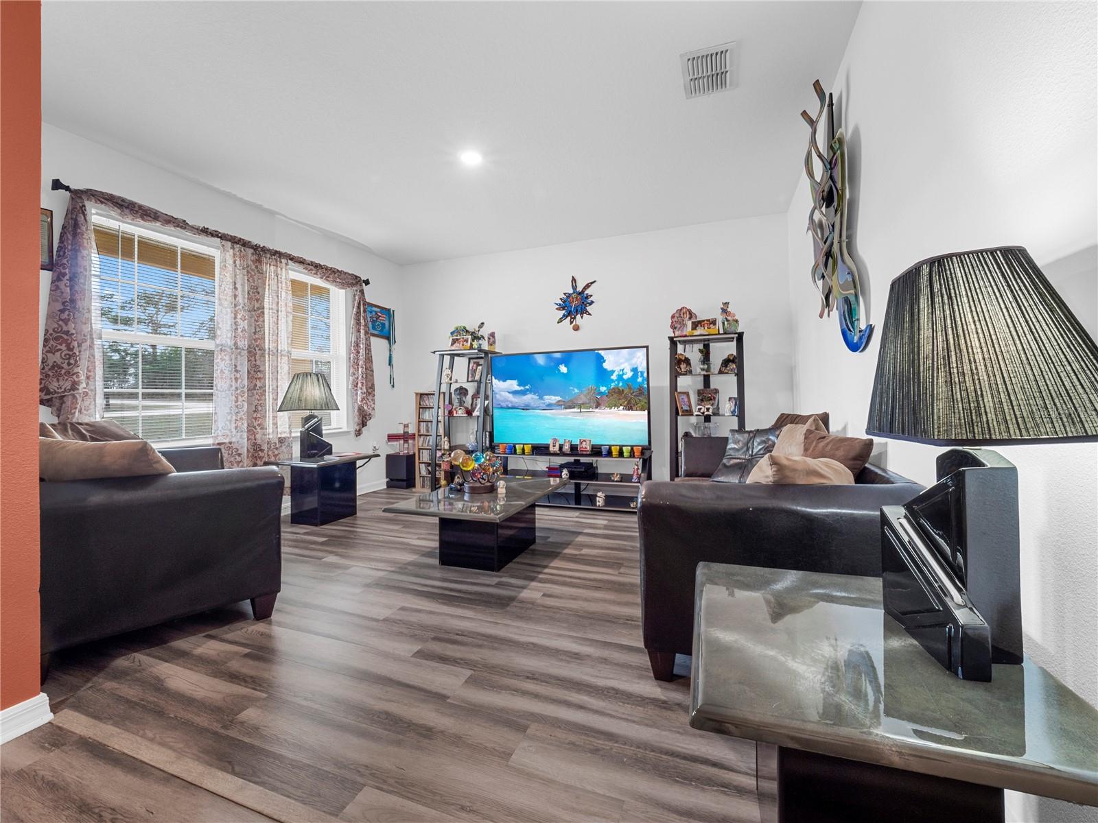 Listing photo id 11 for 13485 Resort Avenue