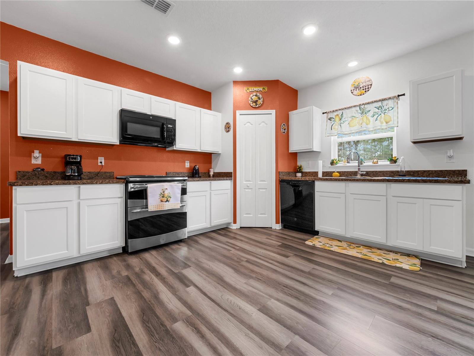 Listing photo id 14 for 13485 Resort Avenue