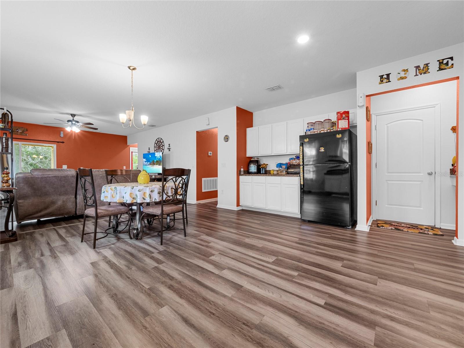 Listing photo id 15 for 13485 Resort Avenue