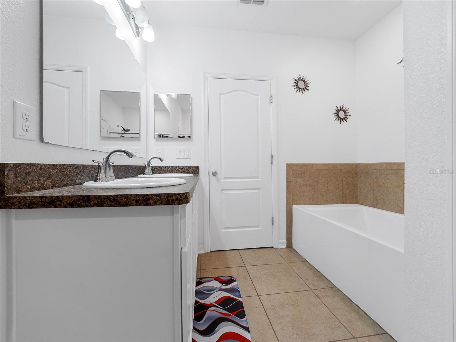 Listing photo id 22 for 13485 Resort Avenue