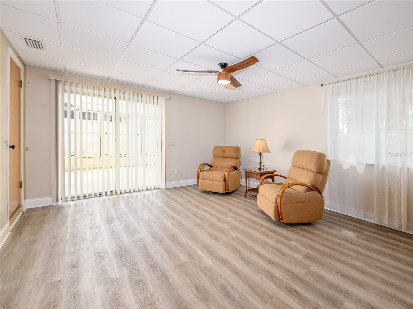 Image 16 of 35 For 907 Hillside Terrace