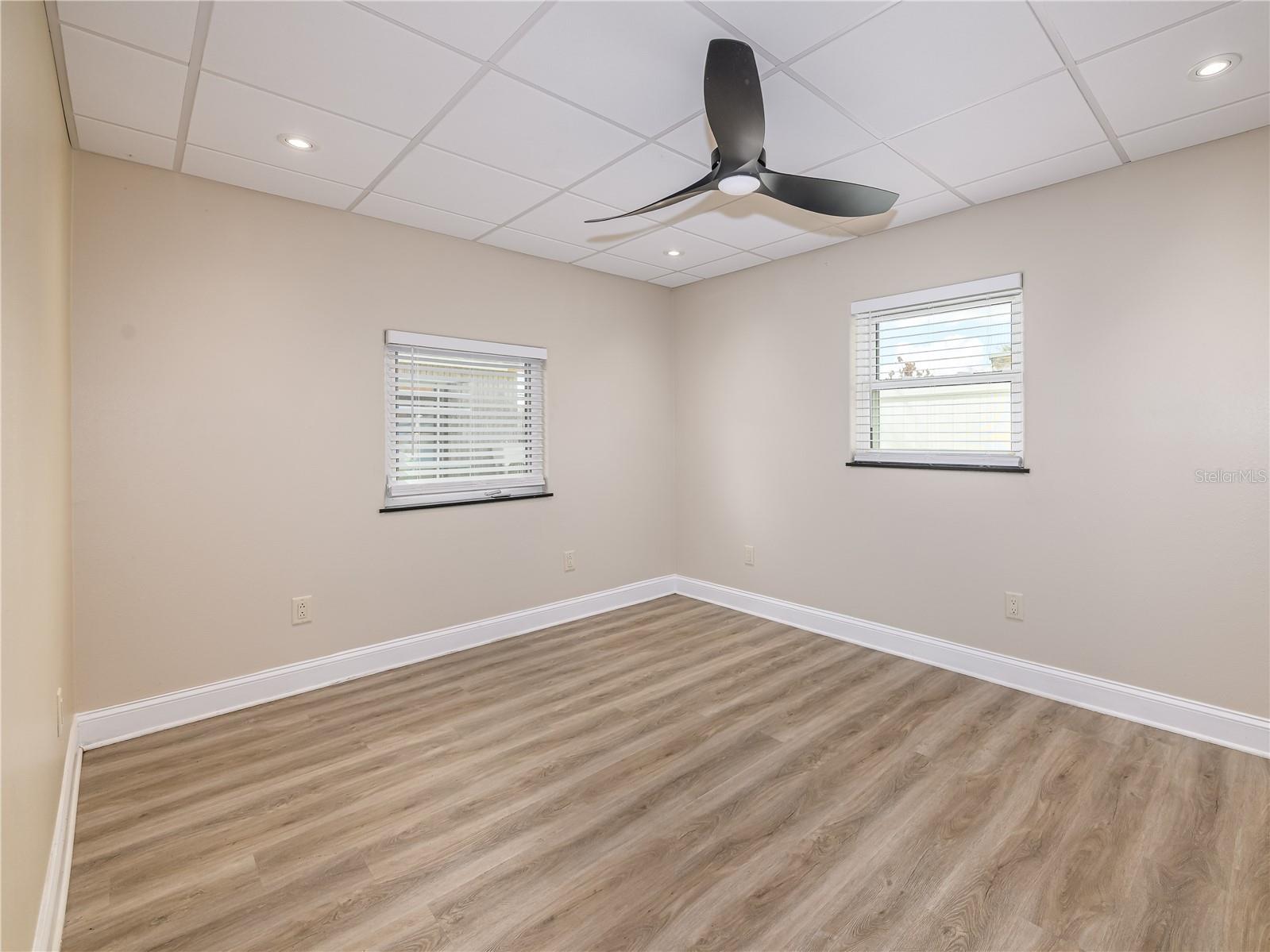 Image 19 of 35 For 907 Hillside Terrace