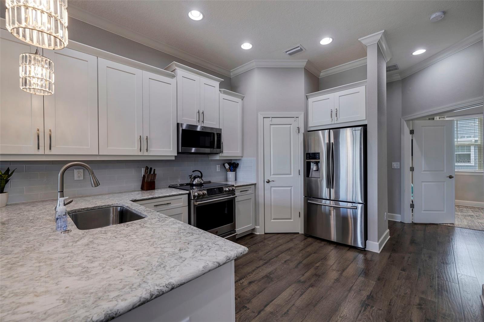 Listing photo id 8 for 6064 Moorings Drive S